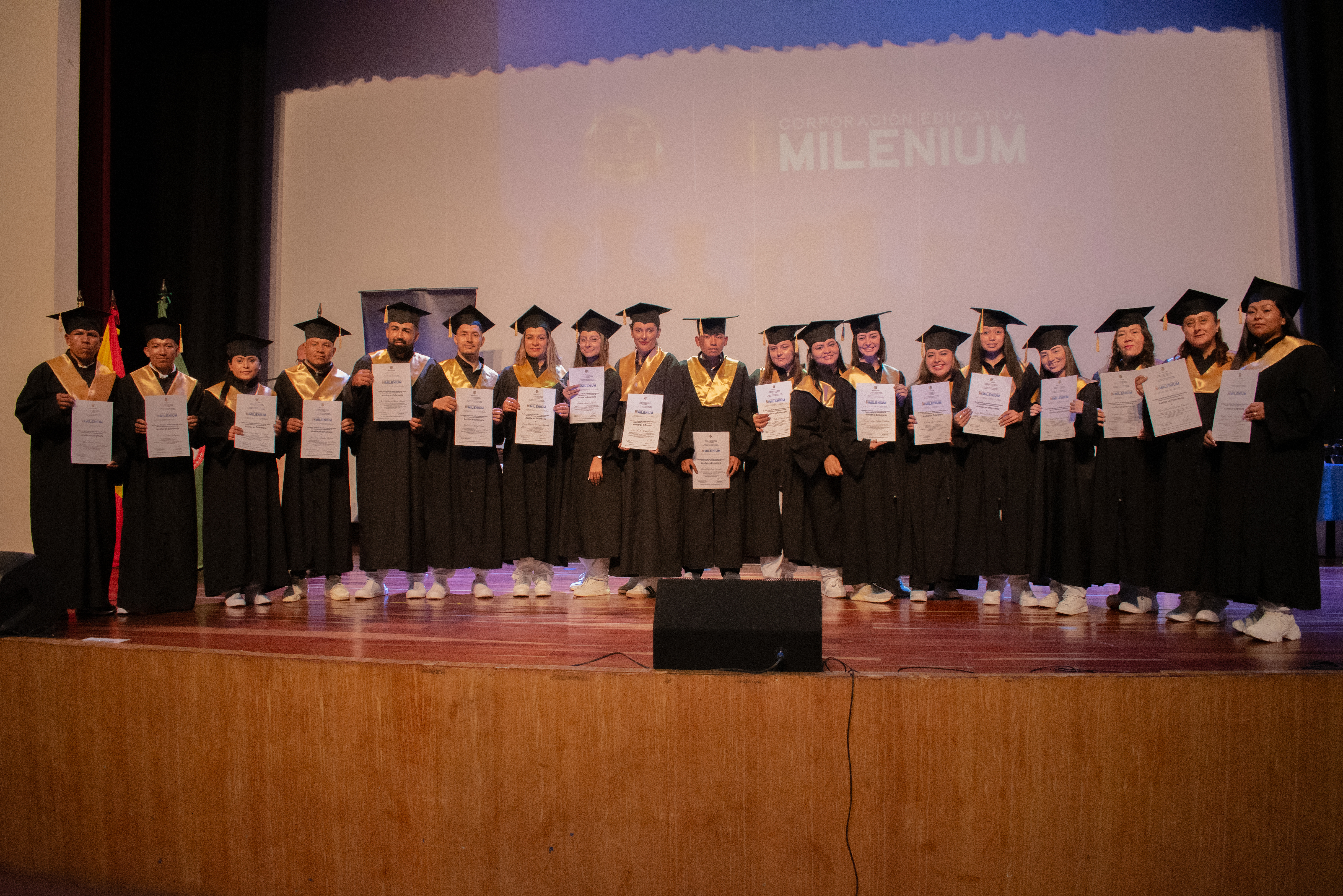 Grupo de graduandos en la ceremonia del 5 de septiembre de 2025