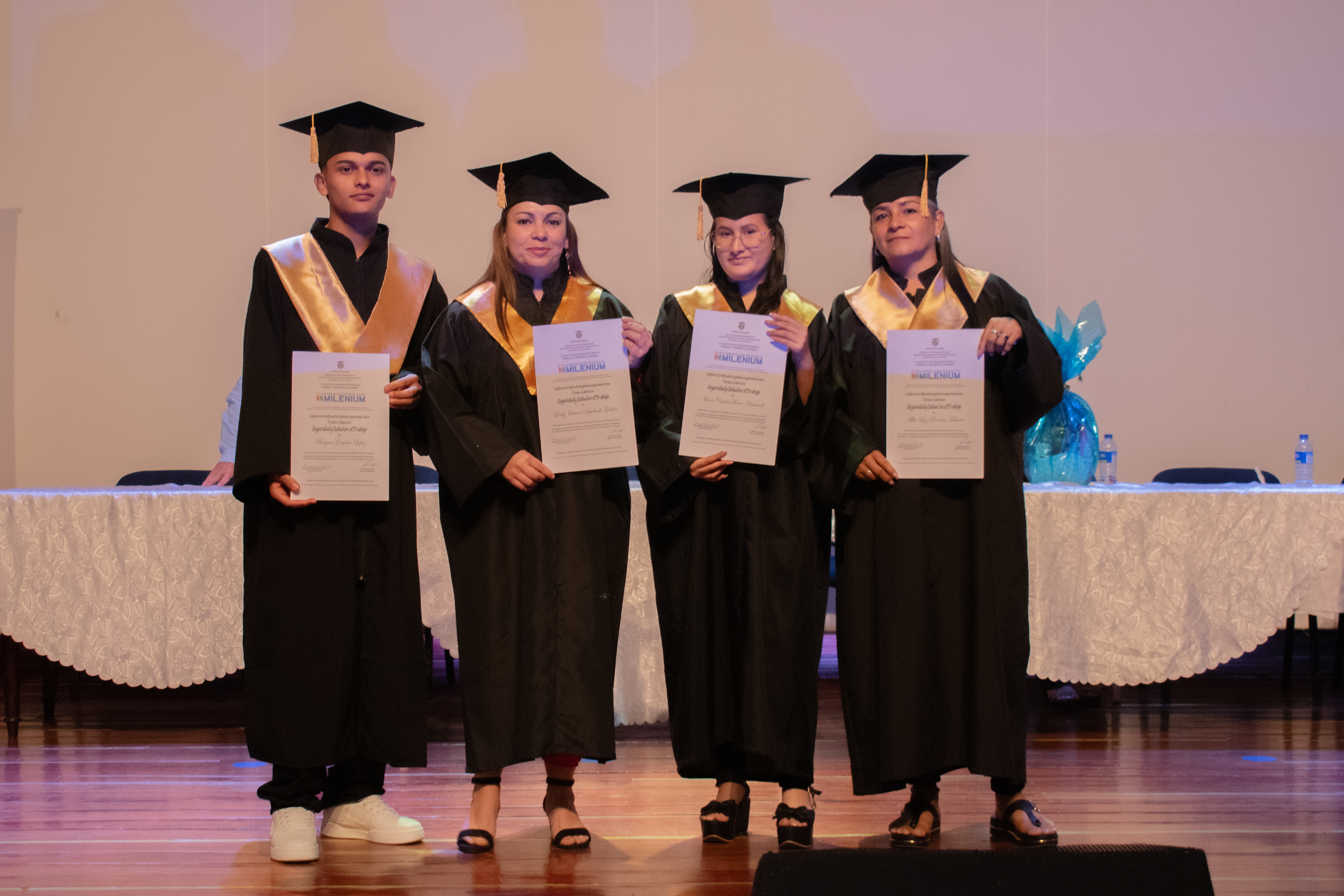 Grupo de graduandos en la ceremonia del 5 de septiembre de 2025
