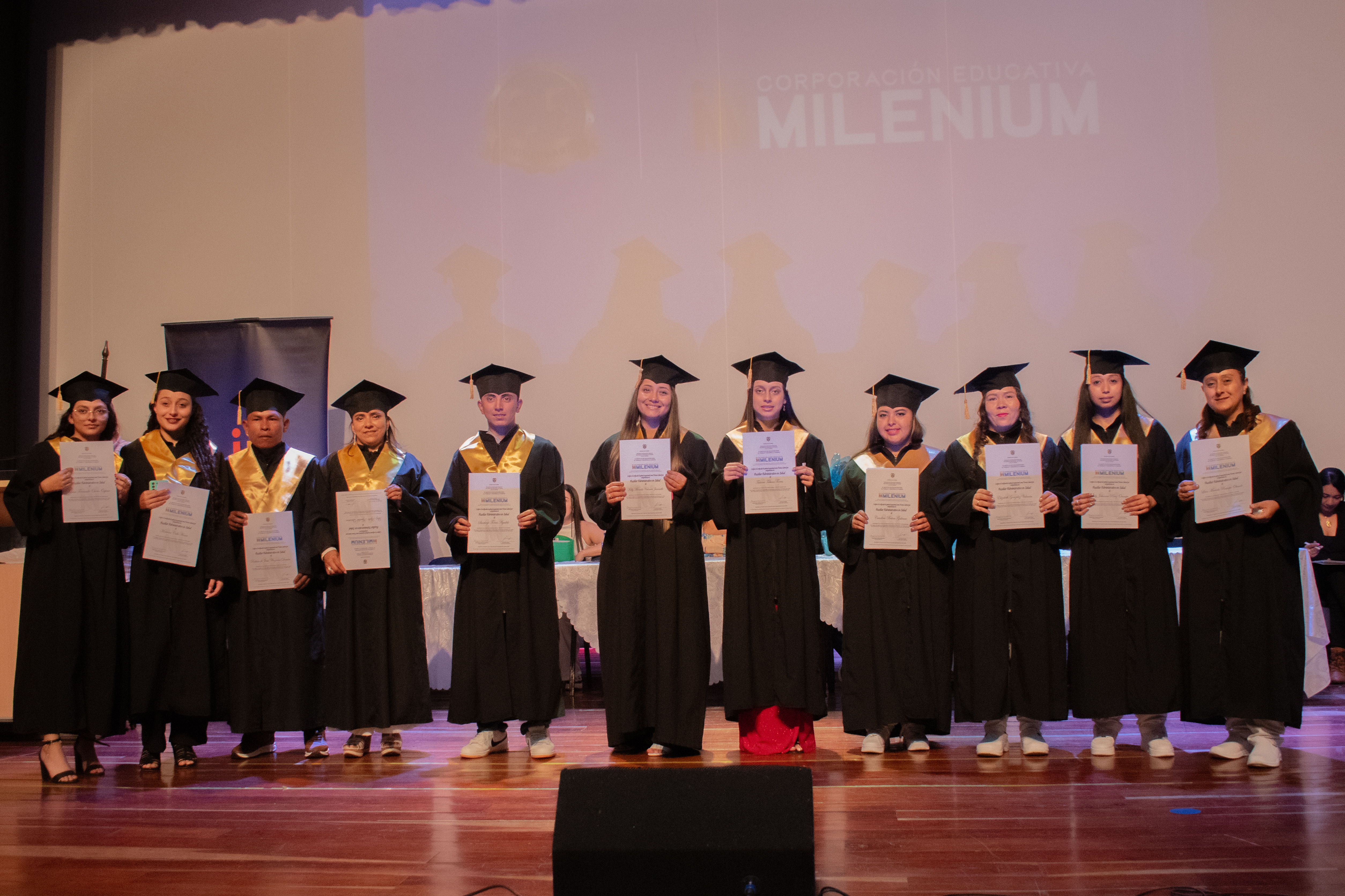 Grupo de graduandos en la ceremonia del 5 de septiembre de 2025