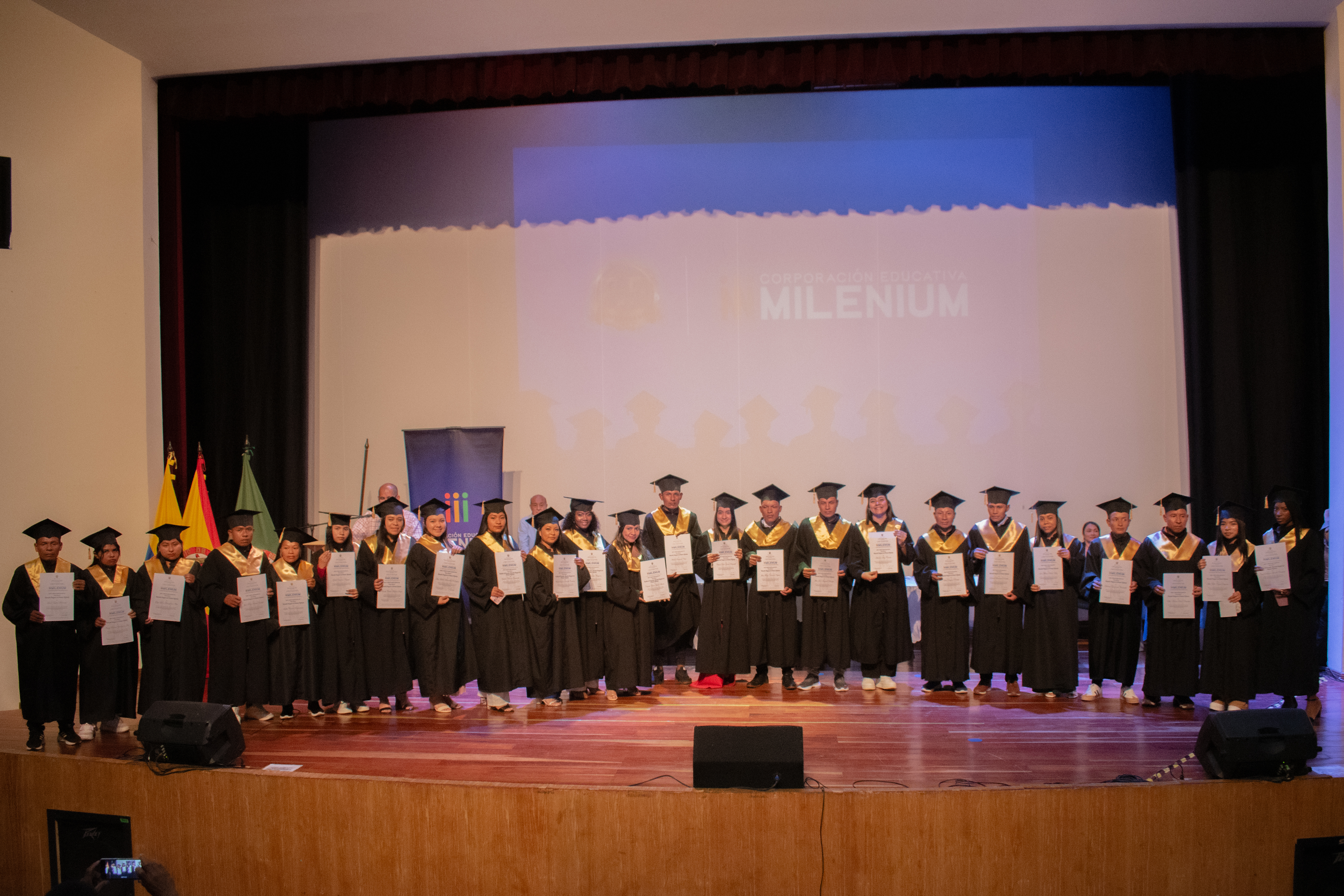 Grupo de graduandos en la ceremonia del 5 de septiembre de 2025