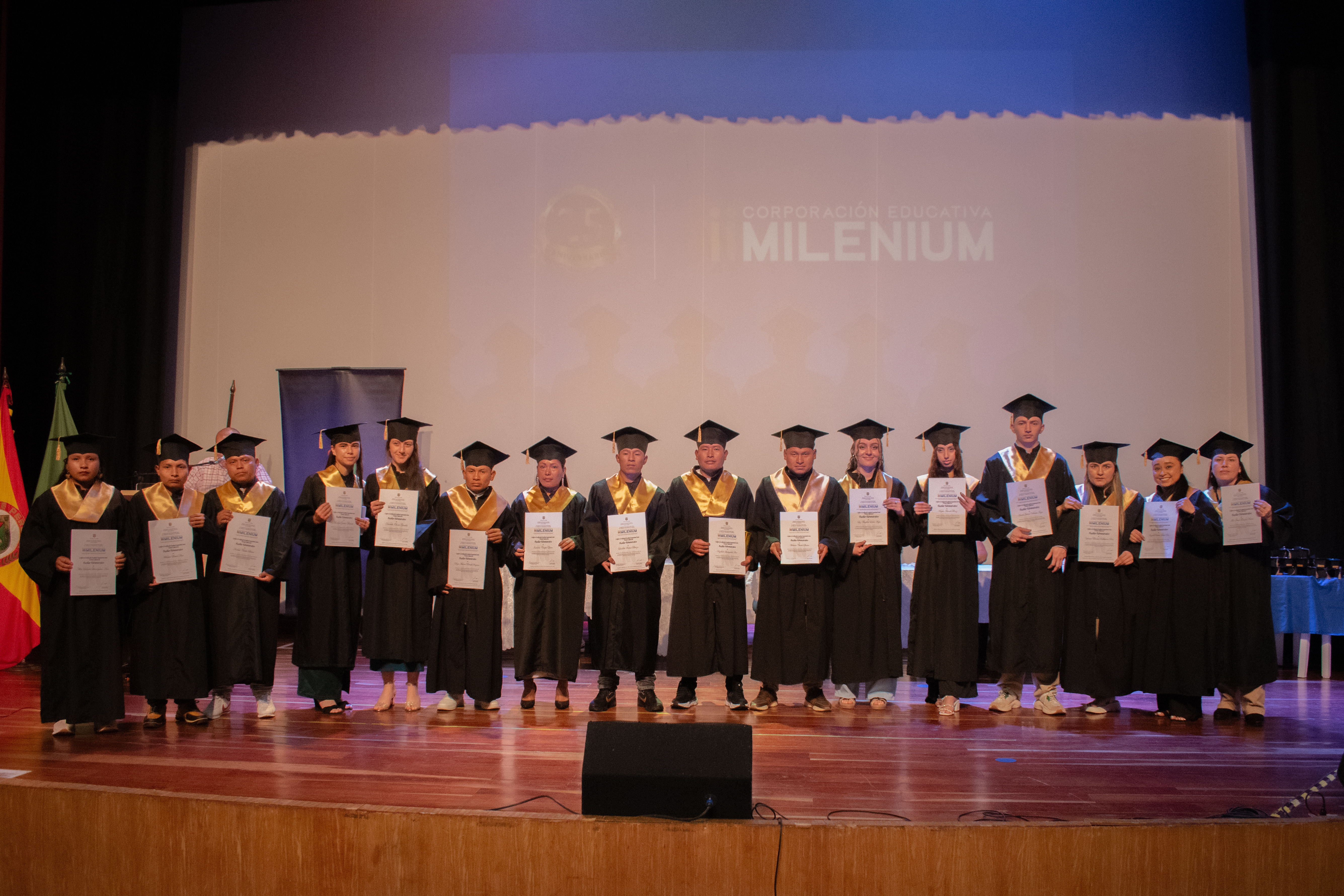 Grupo de graduandos en la ceremonia del 5 de septiembre de 2025