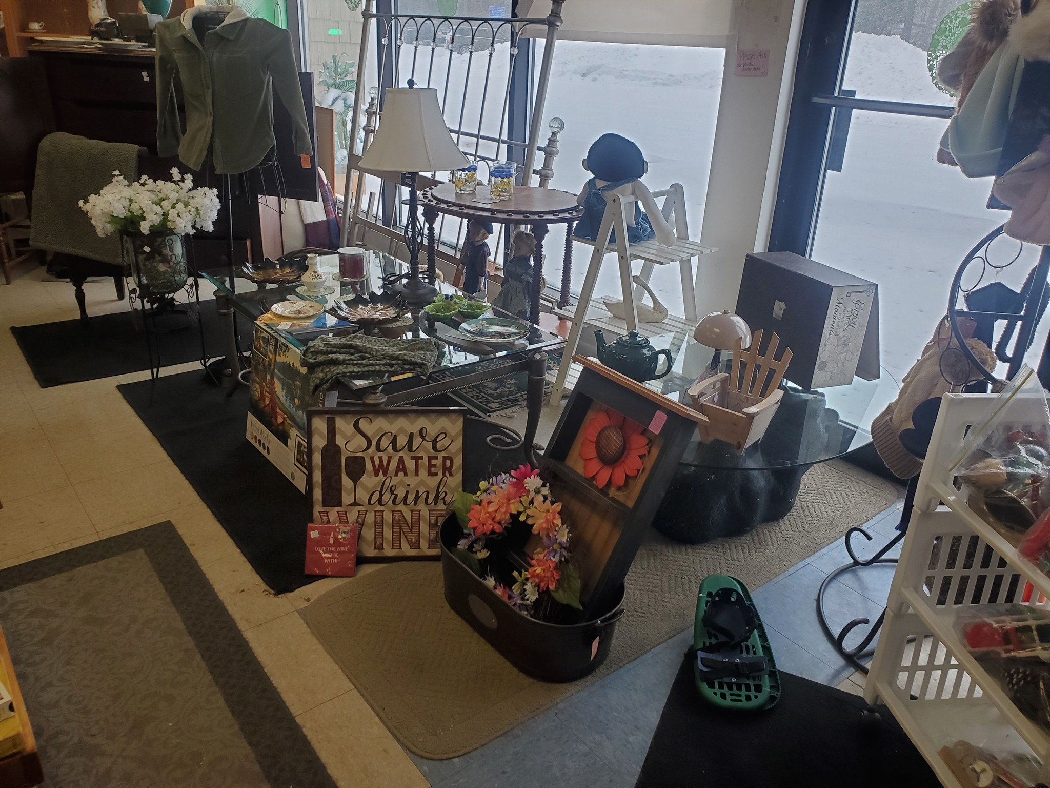 Various home decorations available for resale
