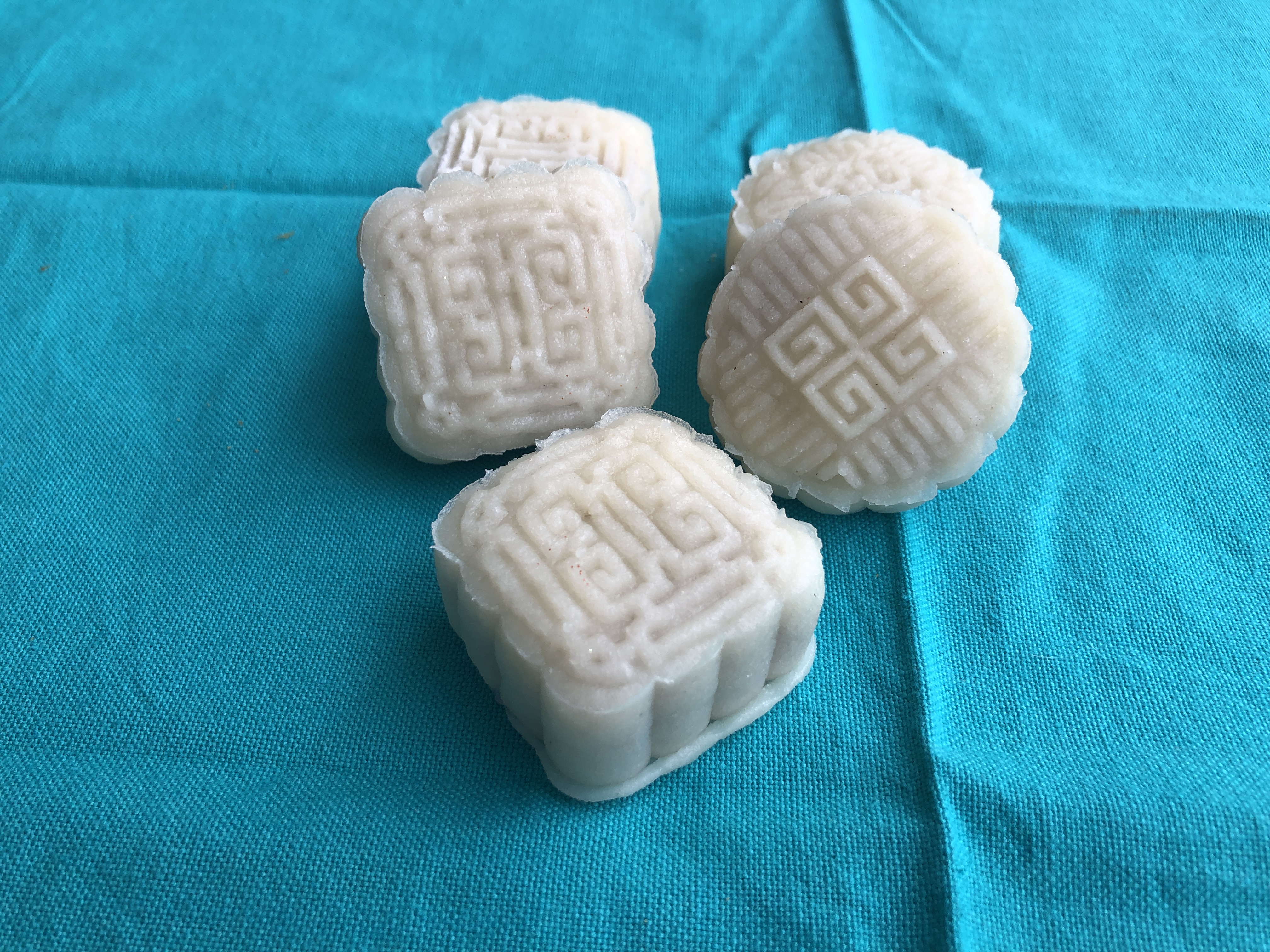 snow skin mooncakes (white)