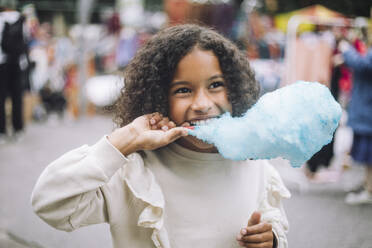 Eating cotton candy, Action City