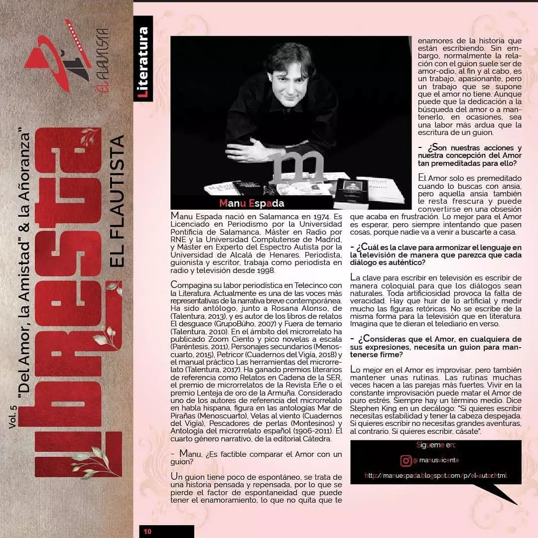 Retrato en blanco y negro de Manu Espada sobre una mesa junto a una letra eme en gran tamaño para la sección de literatura Retrato en blanco y negro de Manu Espada sobre una mesa junto a una letra eme en gran tamaño para la sección de literatura