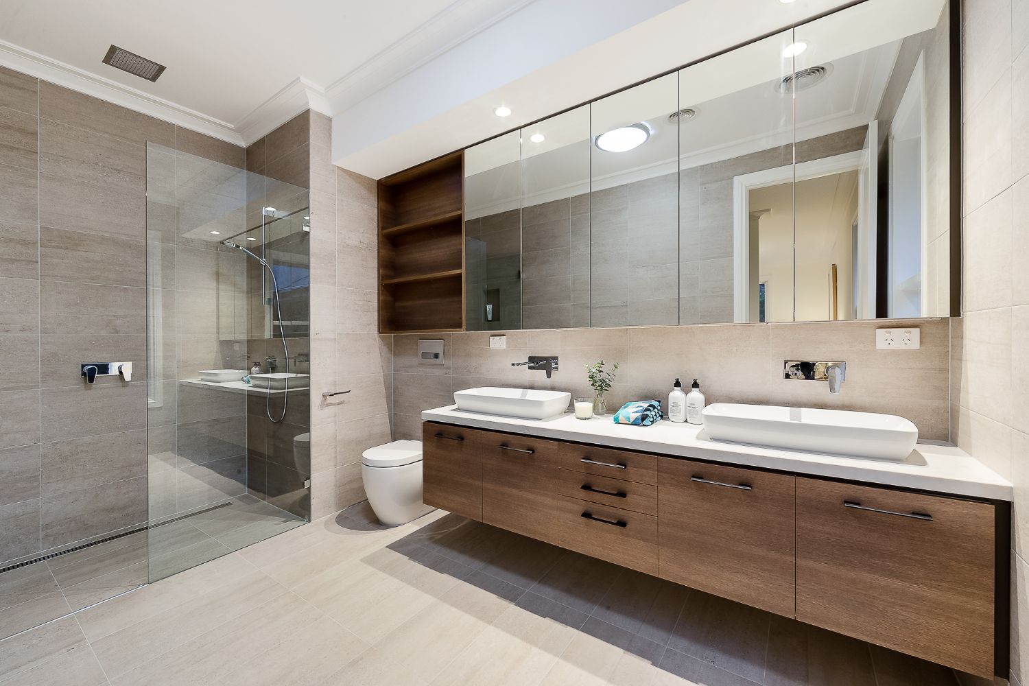 Seattle Contractors: Ideas for Luxury Walk-In Showers