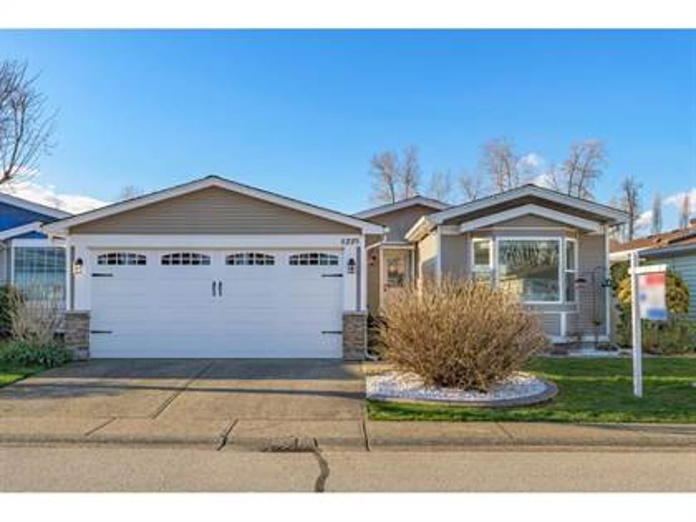 Maximize Your Home's Appeal with Summer Staging  Selling your home this summer? Learn how to make the most of the season to attract potential buyers and achieve a top-dollar sale. Discover effective staging tips, from curb appeal to interior design, to create a stunning and inviting space.