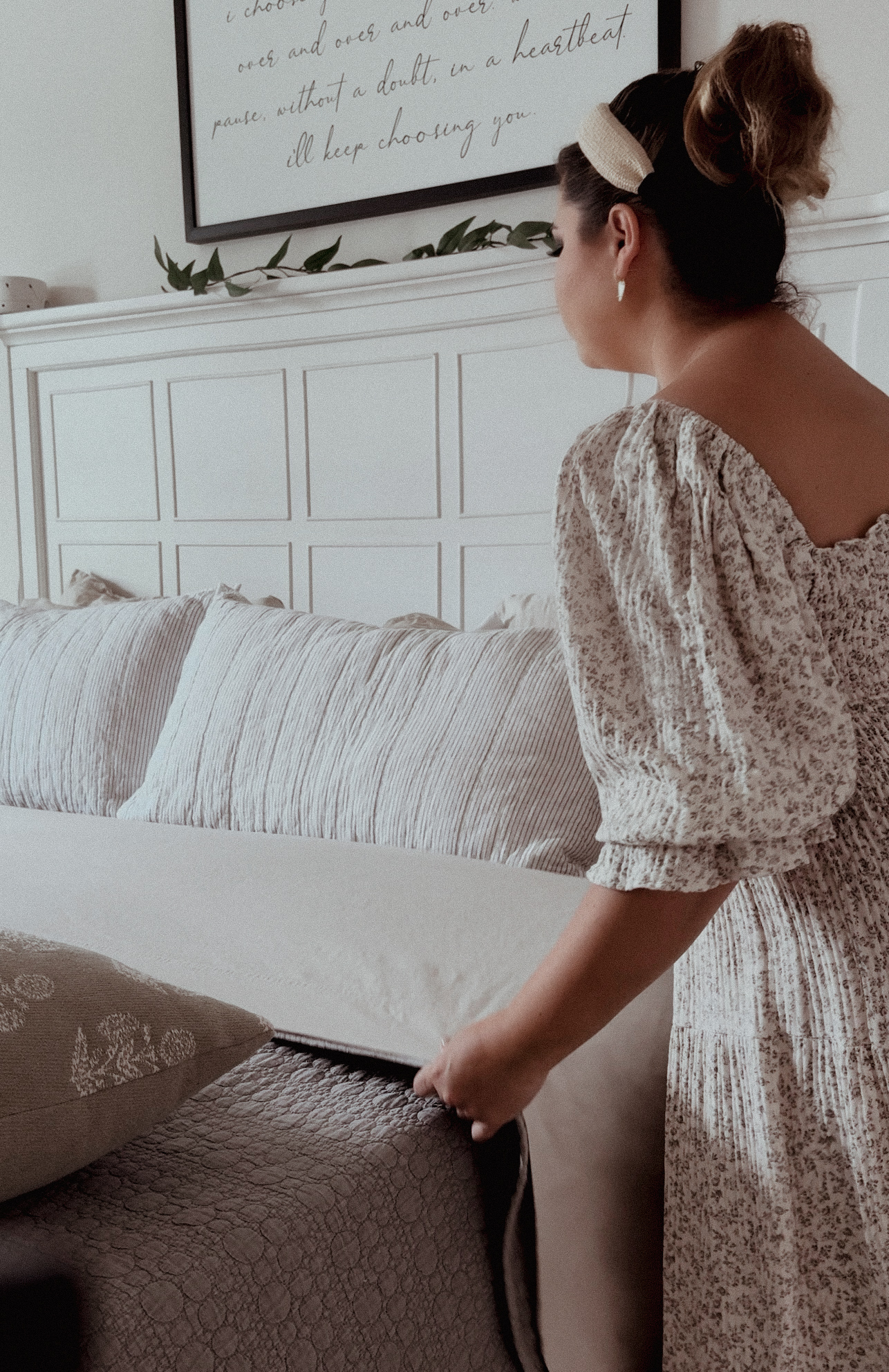 A cozy bed made with soft, pure flax linen bedsheets in a serene bedroom, highlighting the natural texture and elegance of the fabric.