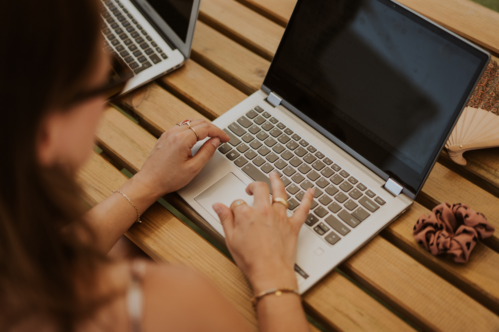 Een close-up van de handen van Daniëlle terwijl ze aan het typen en werken is op haar laptop. Een close-up van de handen van Daniëlle terwijl ze aan het typen en werken is op haar laptop.