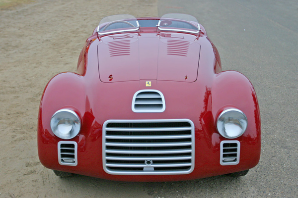 Op deze foto zie je de allereerste Ferrari ooit gemaakt in 1947 in de typerende kleur rood Op deze foto zie je de allereerste Ferrari ooit gemaakt in 1947 in de typerende kleur rood