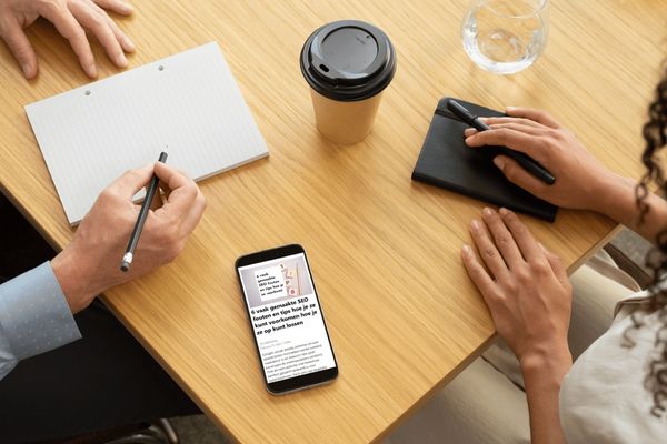 Op deze afbeelding zie je een mobiele telefoon op tafel liggen met daarin een responsive versie van de blog van How To Marketing 6 SEO tips. Op deze afbeelding zie je een mobiele telefoon op tafel liggen met daarin een responsive versie van de blog van How To Marketing 6 SEO tips.