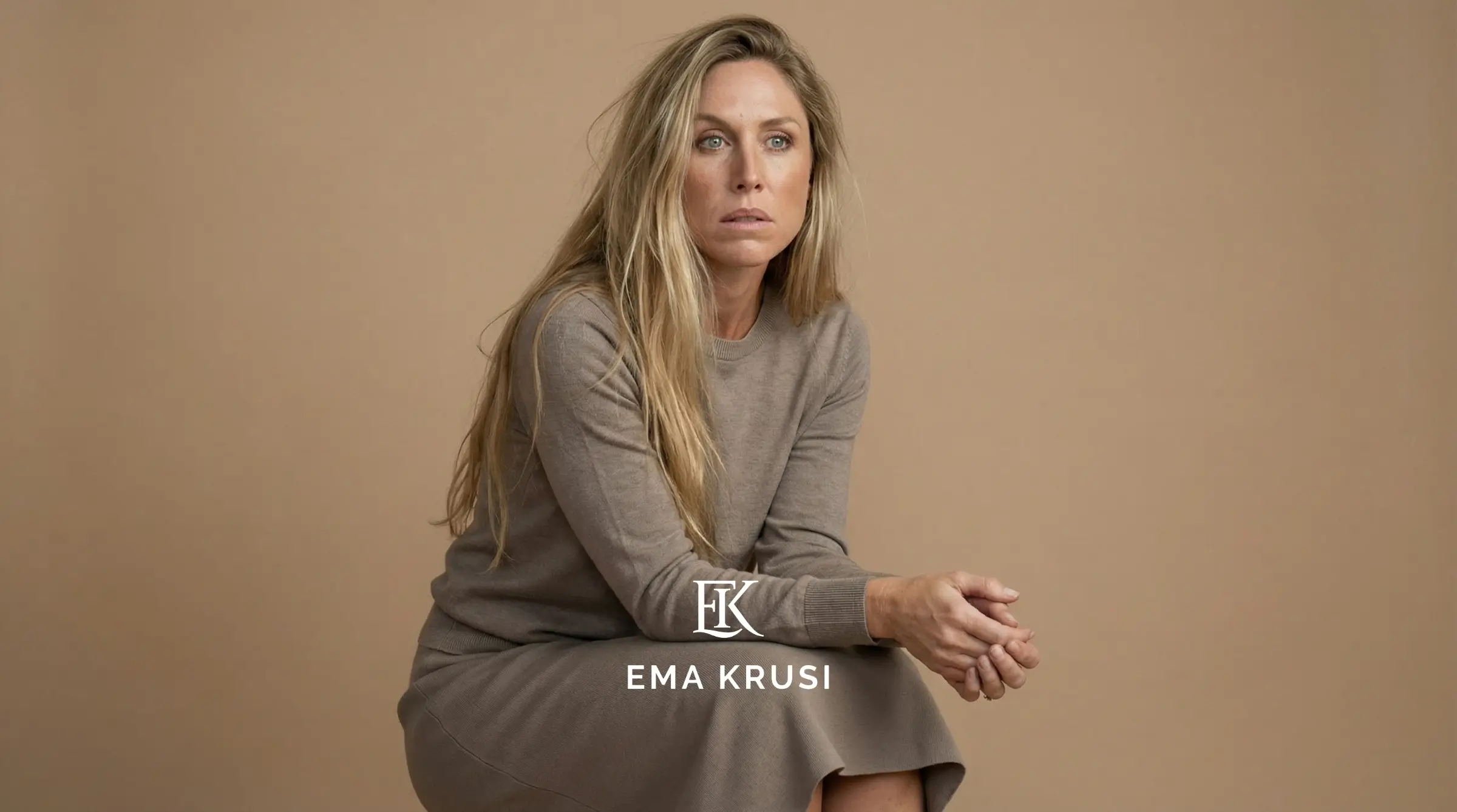 Femme assise traumatisée