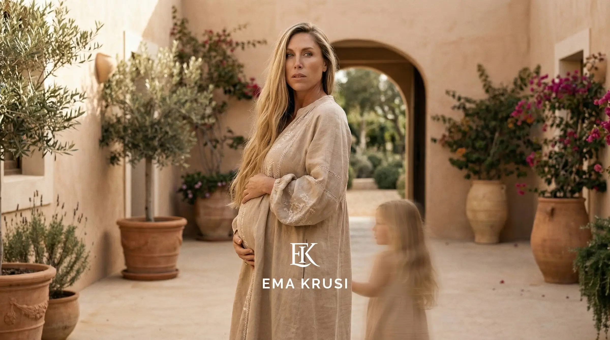 Femme enceinte debout dehors à côté d'elle l'énergie de la petite fille