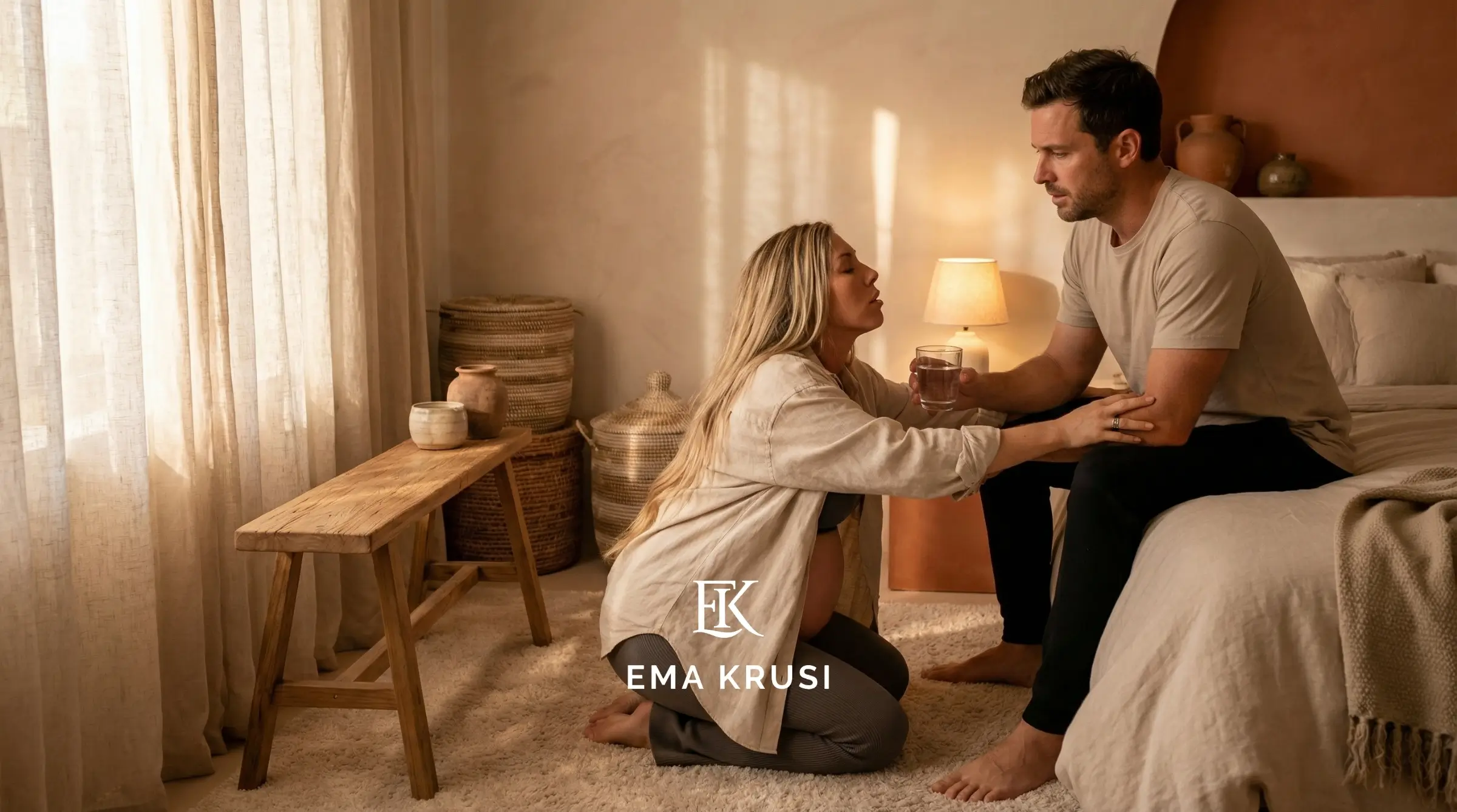 Femme en travail dans une chambre chaleureuse avec son conjoint