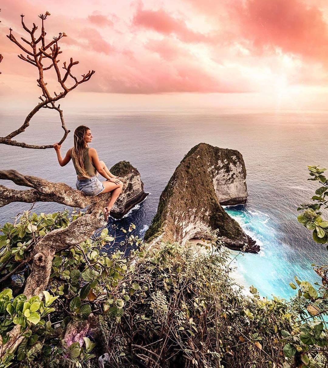 A man taking a selfie at a beautiful beach on Nusa Lembongan.
