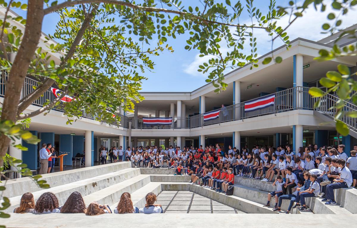 En el dinámico y creciente sector de la educación, la infraestructura juega un papel crucial en la creación de entornos que fomenten el aprendizaje, la innovación y el desarrollo integral de los estudiantes. Desde aulas modernas hasta espacios deportivos, cada detalle de la construcción y renovación de instalaciones educativas debe estar alineado con las necesidades pedagógicas y tecnológicas del presente y del futuro. En nuestra empresa, nos especializamos en la gestión de proyectos de construcción para el sector educativo, asegurando que cada obra no solo sea funcional, sino que también promueva el bienestar y el éxito de la comunidad educativa.  Desafíos en la construcción de infraestructuras educativas La construcción o renovación de un centro educativo presenta desafíos únicos que requieren una planificación meticulosa, coordinación eficiente y ejecución impecable. Algunos de estos desafíos incluyen:  Adaptación a normativas y regulaciones: El sector educativo está sujeto a normativas locales, regionales y nacionales que deben cumplirse rigurosamente. Asegurar que todos los aspectos del proyecto respeten estas regulaciones es fundamental para garantizar la seguridad de los estudiantes y el personal.  Diseño que favorezca el aprendizaje: Las infraestructuras educativas no son solo espacios físicos; son entornos que deben fomentar la creatividad, la colaboración y el pensamiento crítico. El diseño arquitectónico y la distribución de los espacios deben ser pensados cuidadosamente para maximizar la funcionalidad y el impacto pedagógico.  Sostenibilidad y eficiencia energética: En un mundo cada vez más consciente del medio ambiente, las construcciones educativas deben integrar soluciones sostenibles y respetuosas con el medio ambiente. Esto no solo beneficia al planeta, sino que también reduce los costos operativos a largo plazo y mejora la calidad del entorno escolar.  Intervenciones durante el calendario escolar: En muchas ocasiones, las renovaciones o ampliaciones deben llevarse a cabo mientras la institución educativa continúa en funcionamiento. Esto implica una gestión logística minuciosa para minimizar las interrupciones en el proceso educativo.  Cómo gestionamos los proyectos educativos En nuestra empresa, entendemos que cada proyecto en el sector educativo es una inversión a largo plazo en el futuro de los estudiantes. Nuestro enfoque de gestión de proyectos de construcción para el sector educativo se basa en los siguientes principios:  1. Planificación exhaustiva desde el principio La planificación detallada es la clave para cualquier proyecto exitoso. Antes de comenzar, realizamos un análisis profundo de las necesidades específicas de la institución, identificando no solo las exigencias del presente, sino también las proyecciones a futuro. Esta fase inicial también incluye la elaboración de un cronograma claro y un presupuesto detallado que permita llevar a cabo la obra sin imprevistos.  2. Colaboración estrecha con los stakeholders Es fundamental mantener una comunicación constante y abierta con todos los involucrados: directores, docentes, padres de familia, y otros actores relevantes. Esta colaboración garantiza que el proyecto se ajuste a las expectativas de la comunidad educativa y que todas las inquietudes sean abordadas de manera proactiva.  3. Uso de tecnología avanzada Utilizamos las últimas tecnologías de gestión y modelado 3D para optimizar los procesos de construcción. La tecnología BIM (Building Information Modeling) permite realizar simulaciones del proyecto antes de su ejecución, lo que ayuda a prever posibles inconvenientes y mejora la precisión del diseño.  4. Cumplimiento de plazos y presupuestos Sabemos que los plazos de entrega son cruciales para el inicio de clases y el buen funcionamiento de la institución. Nos comprometemos a cumplir con los plazos establecidos, garantizando que el proyecto se entregue a tiempo y dentro del presupuesto acordado.  5. Enfoque en la sostenibilidad Alineados con los objetivos de desarrollo sostenible, priorizamos la construcción de infraestructuras energéticamente eficientes y ecológicas. Desde la selección de materiales hasta la implementación de tecnologías limpias, trabajamos para crear espacios educativos que respeten y protejan el medio ambiente.  Conclusión La gestión de proyectos de construcción en el sector educativo requiere un enfoque integral que combine la experiencia en la ejecución de obras con una visión pedagógica y sostenible. En nuestra empresa, estamos comprometidos con la creación de infraestructuras que apoyen la educación de calidad, adaptándose a las necesidades de las instituciones y sus estudiantes. Si tu institución está planificando un proyecto de construcción o renovación, no dudes en ponerte en contacto con nosotros. Juntos podemos construir el futuro de la educación.