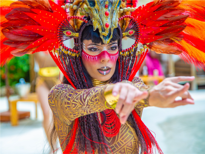 Bailarina con traje azteca posando durante show cultural en Palmarito Beach, Tierra Bomba.