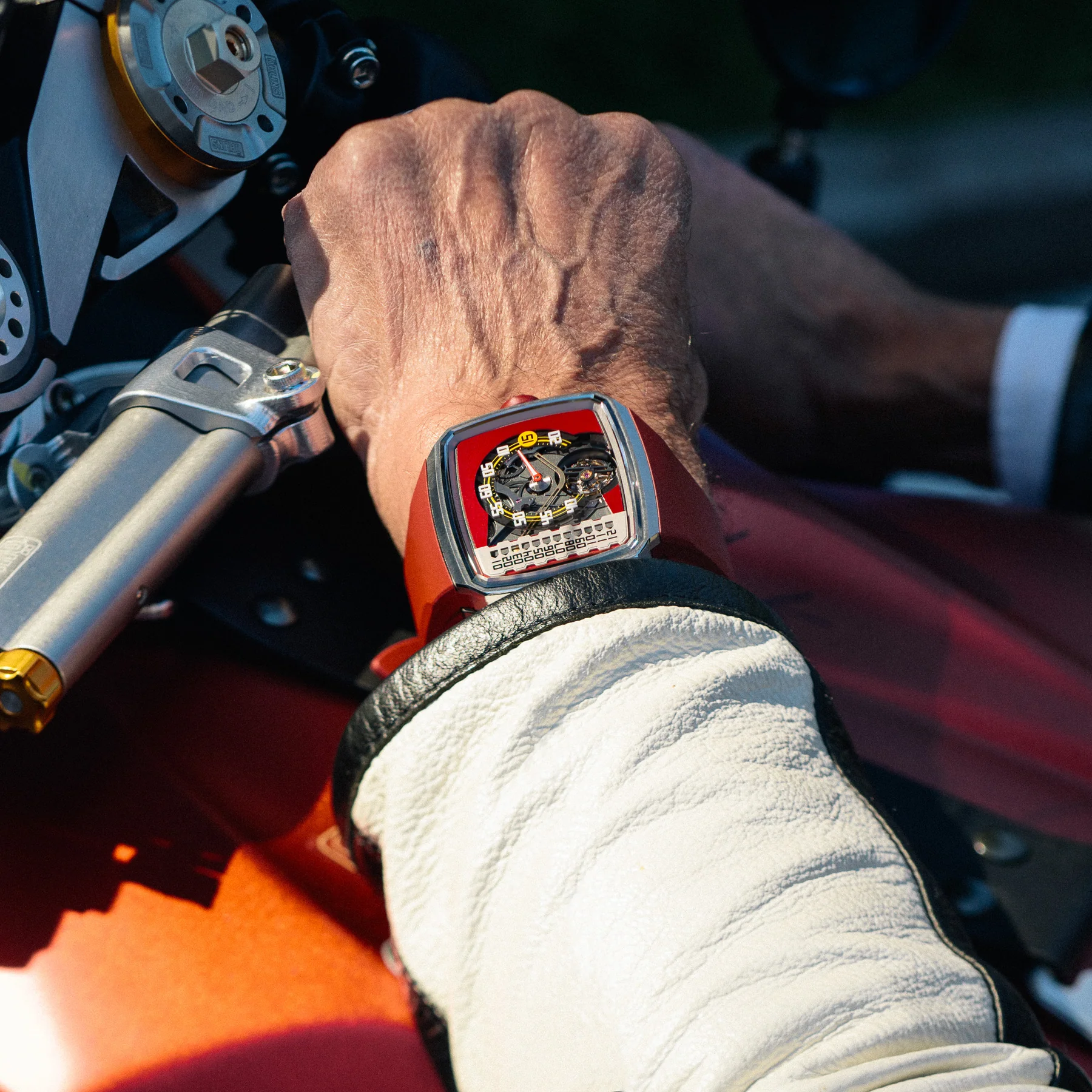Side profile of the HAUTLENCE Linear Giacomo Agostini highlighting the steel case and sculpted flanks