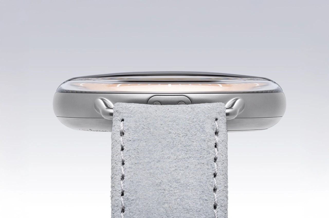 Caseback and strap detail of the Ressence TYPE 1 Round Rose Gold