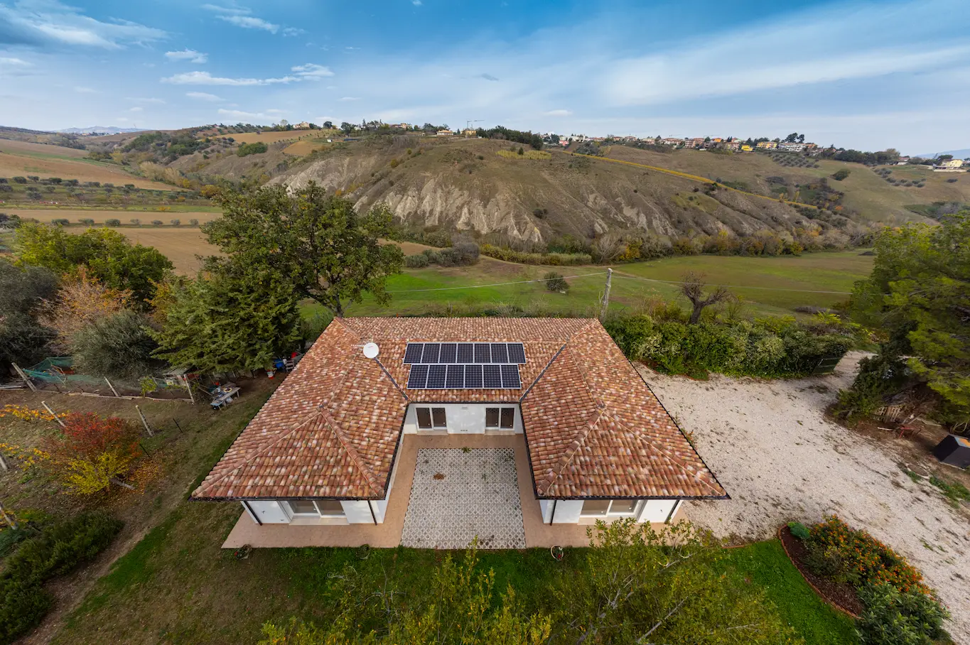 Donna che lavora al computer in un ufficio moderno