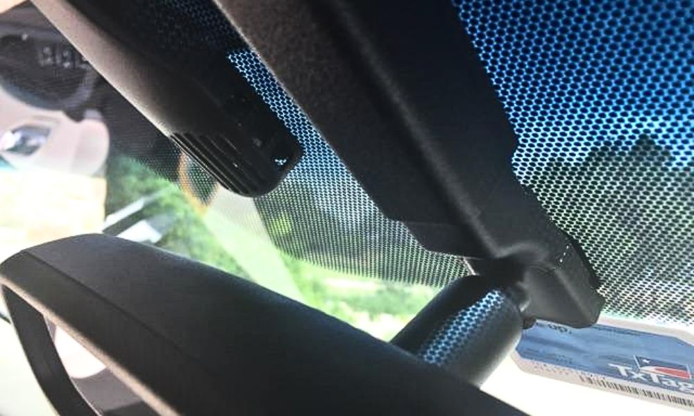Condensation sensor on windshield preventing fog buildup inside car Condensation sensor on windshield preventing fog buildup inside car