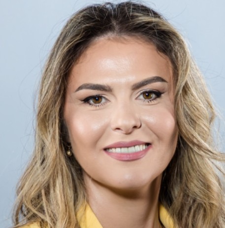 Sunt Luiza Rotariu, coach pentru mame vitrege și susținătoare a familiilor recompuse. Cu o experiență de aproape 12 ani ca mamă vitregă și peste 15 ani ca people manager, am înțeles profund provocările și bucuriile unei familii recompuse.