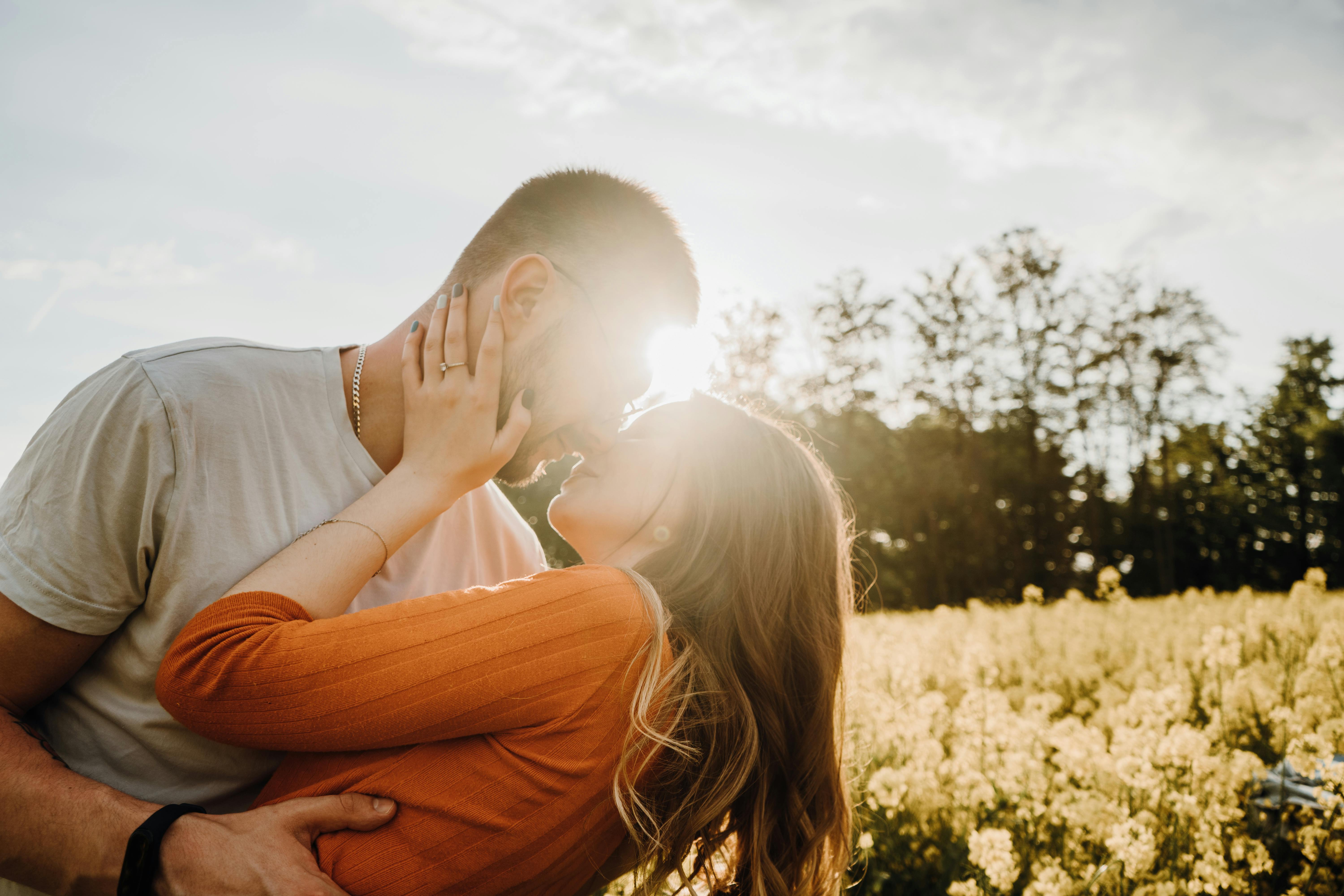 couple kissing in sunshine couple kissing in sunshine