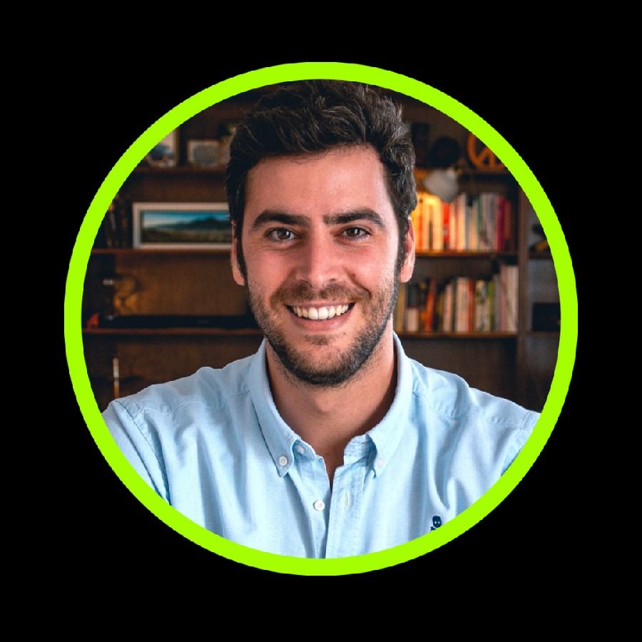 Guillermo Puig es Co-founder y Chief Sales Officer (CSO) de GrowX, consultora digital especializada en growth, posicionamiento y automatización.
Experto en estrategias comerciales y sistemas de adquisición, lidera la integración entre marketing, ventas y datos para ayudar a marcas del sector deportivo, bienestar y lifestyle a escalar sus resultados de forma predecible.
