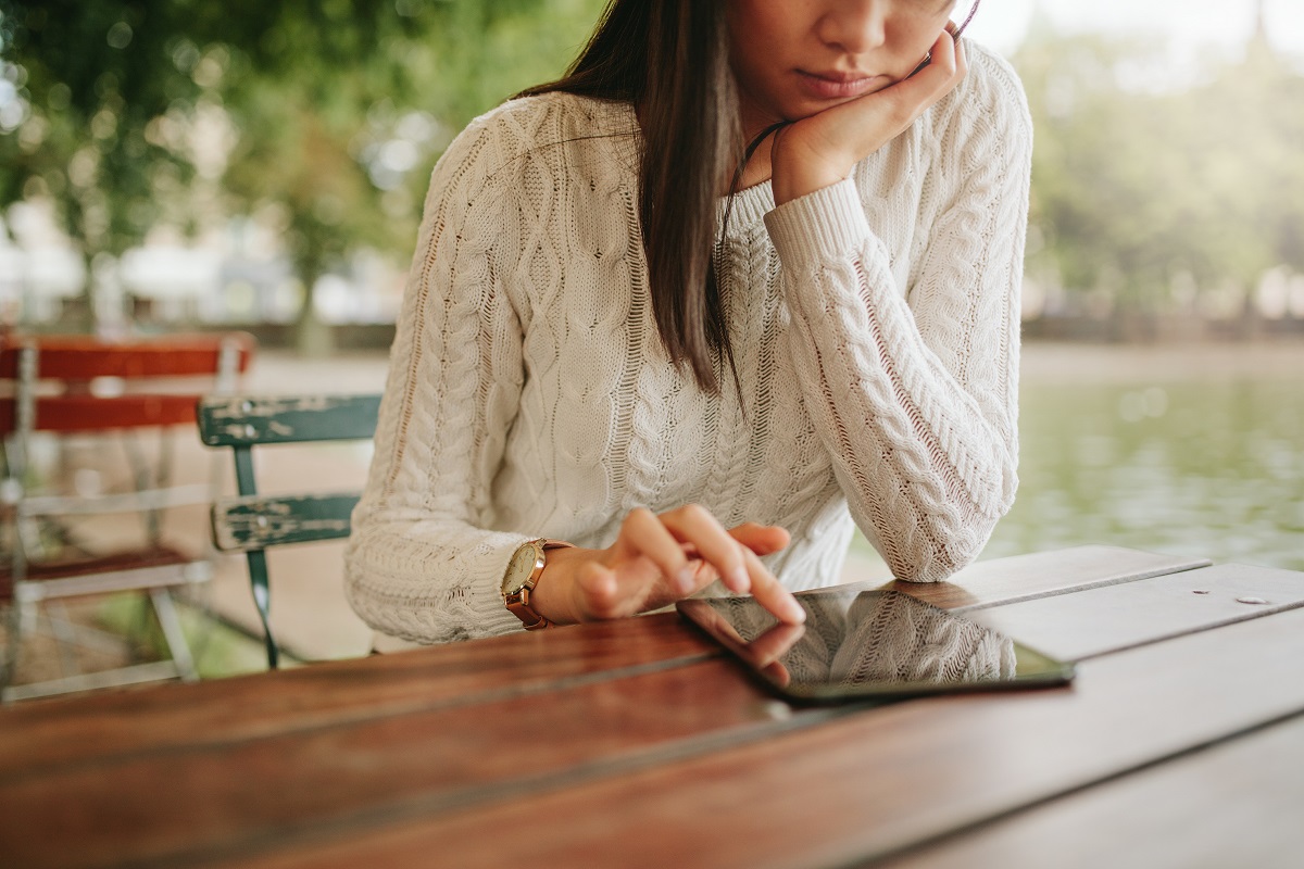 Girl looks at lead generating landing pages