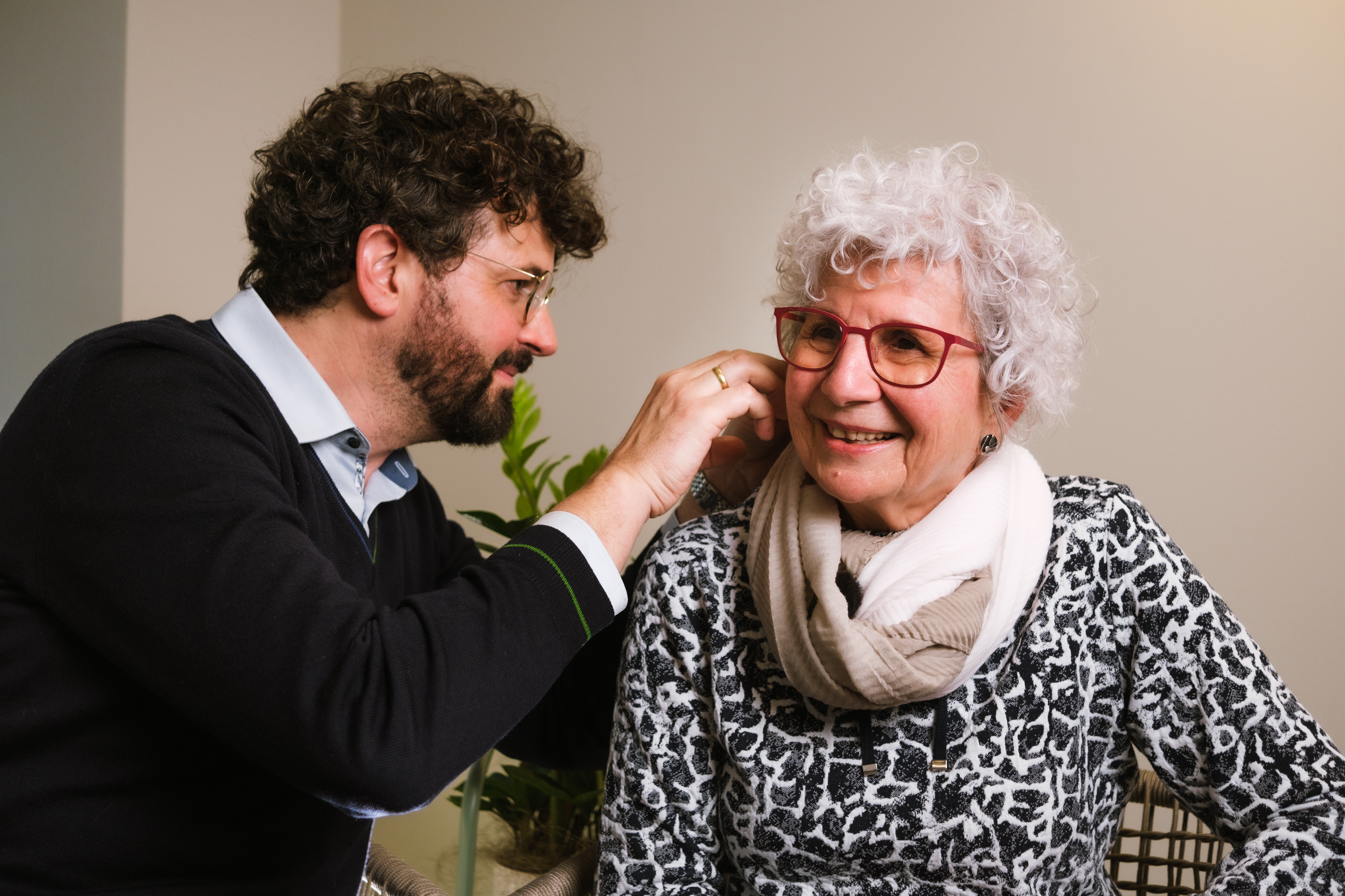 Markus Thaler untersucht eine ältere Dame. Markus Thaler untersucht eine ältere Dame.