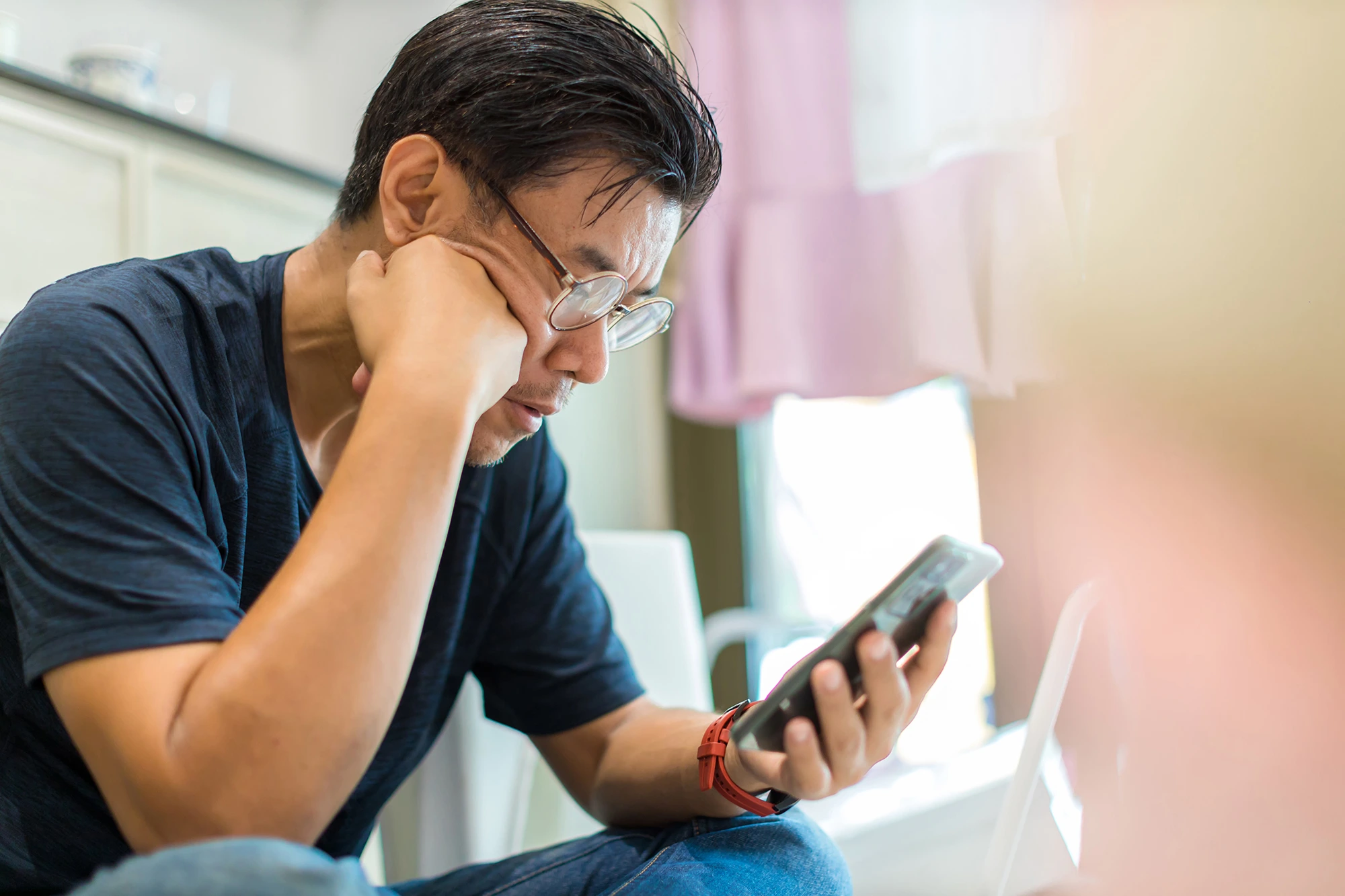 Text Neck Is Real: How Your Phone Habit Is Wrecking Your Spine (And What to Do About It)