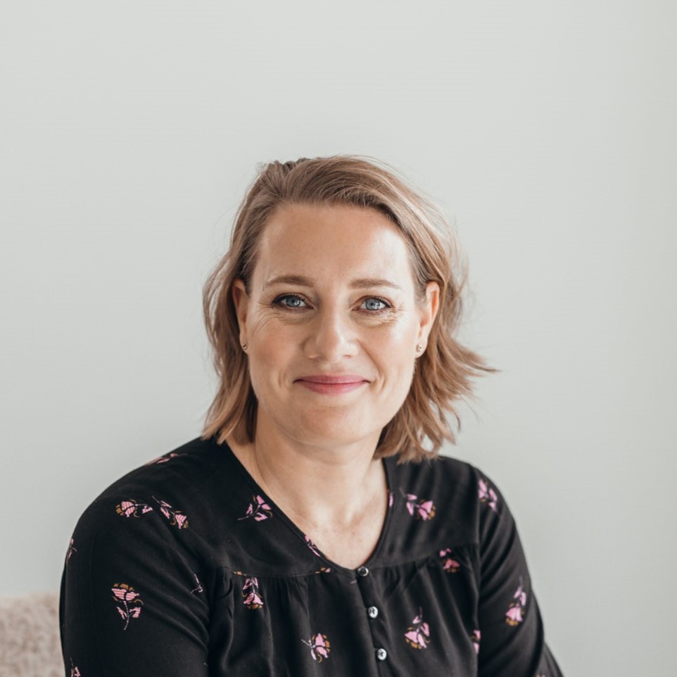 Ingrid van Sluis is kinesioloog en lichaamsgericht coach in Amersfoort. Met aandacht, rust en heldere inzichten begeleidt zij mensen die worstelen met stress, angst, vermoeidheid of lichamelijke klachten. Vanuit haar praktijk Flowing Energy in Amersfoort helpt zij cliënten weer contact te maken met hun lichaam en vertrouwen te krijgen in hun lichaam.