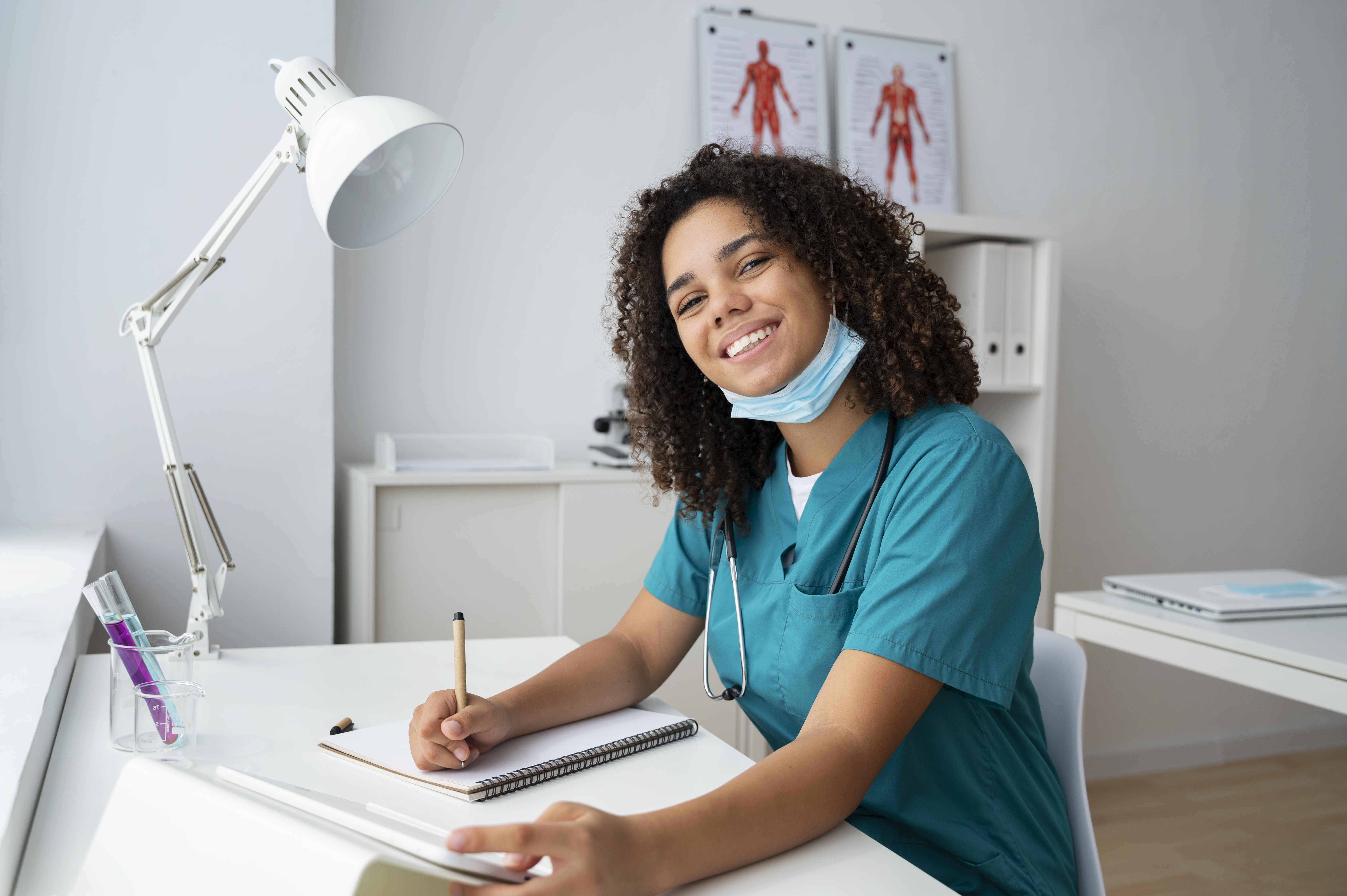 Médica trabalhando e sorrindo Médica trabalhando e sorrindo
