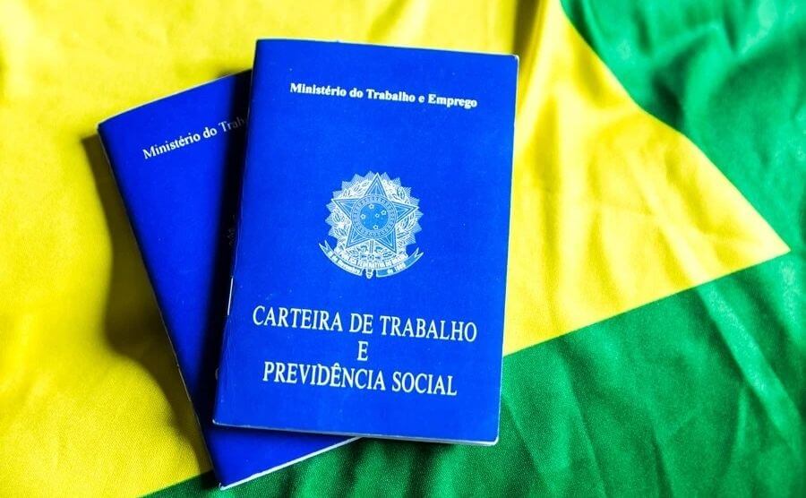 Carteira de Trabalho acima da bandeira do Brasil Carteira de Trabalho acima da bandeira do Brasil