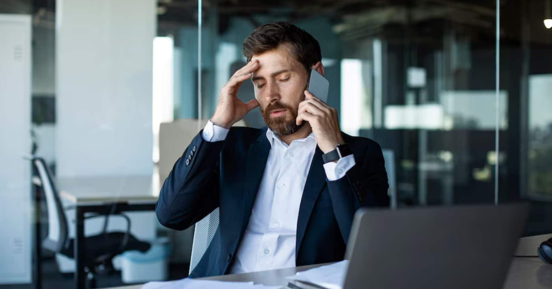 empresario preocupado e falando no telefone empresario preocupado e falando no telefone