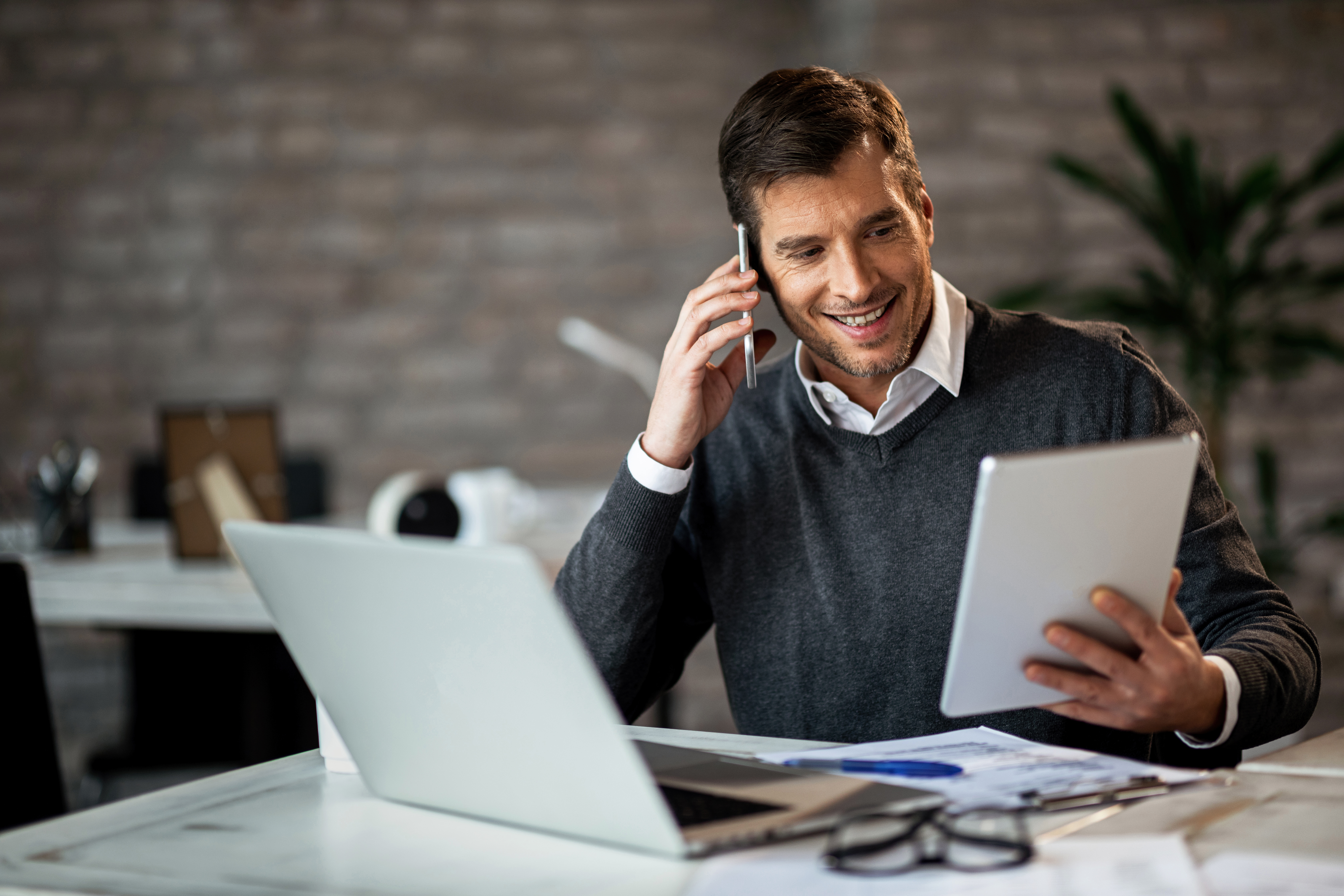 Empresario feliz ao telefone Empresario feliz ao telefone