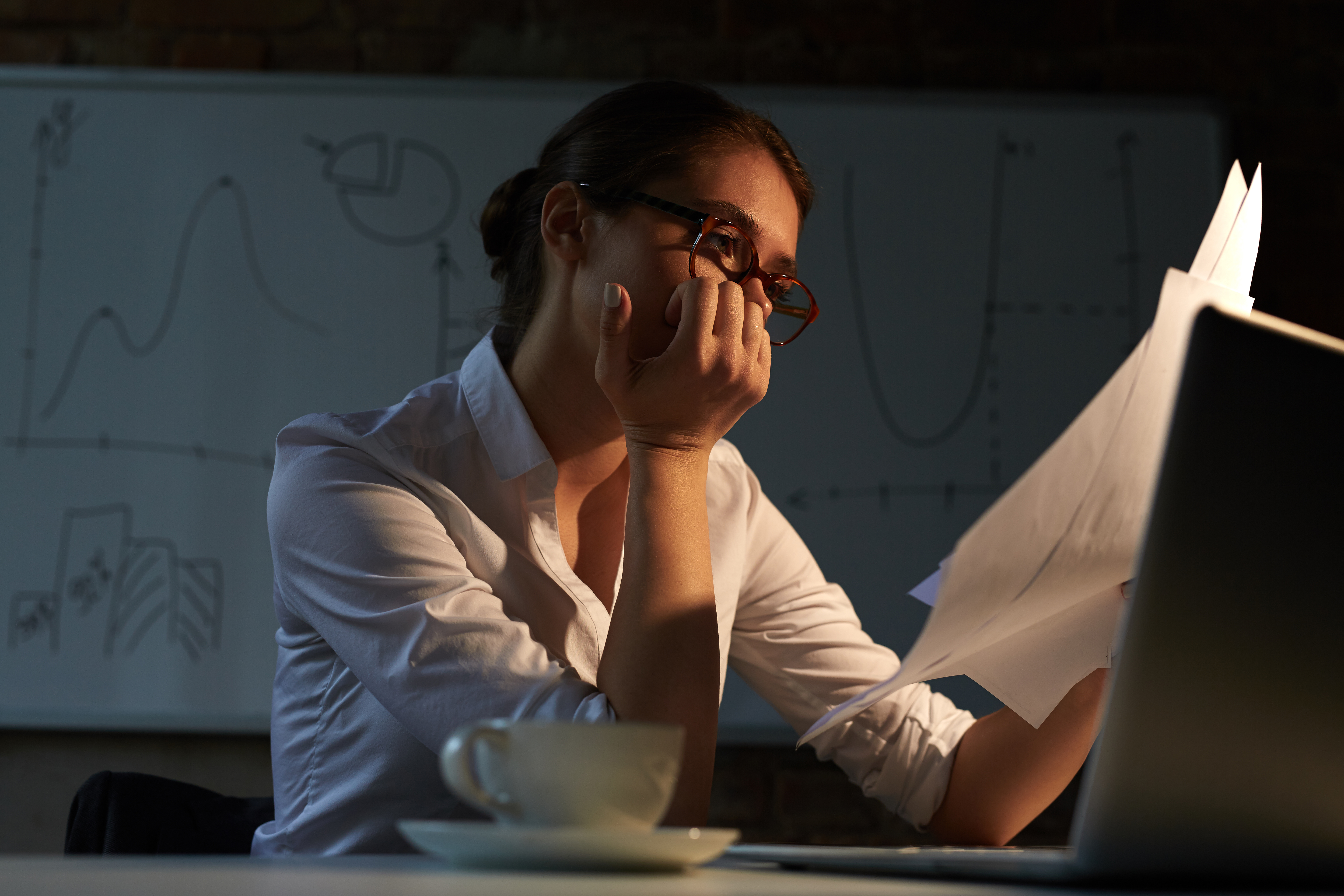 Mulher nervosa e ansiosa segurando um contrato Mulher nervosa e ansiosa segurando um contrato