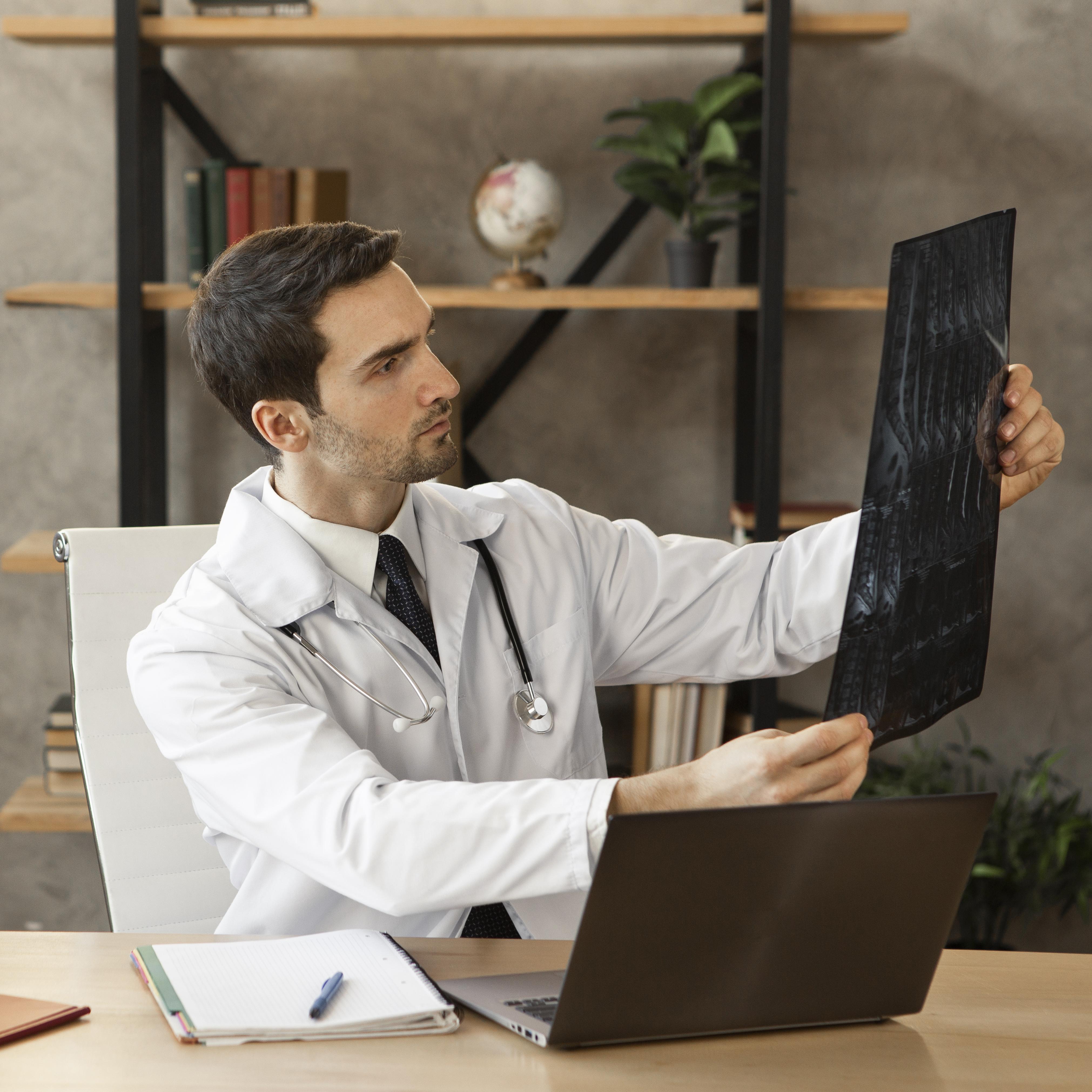 Médico analisando um raio x Médico analisando um raio x