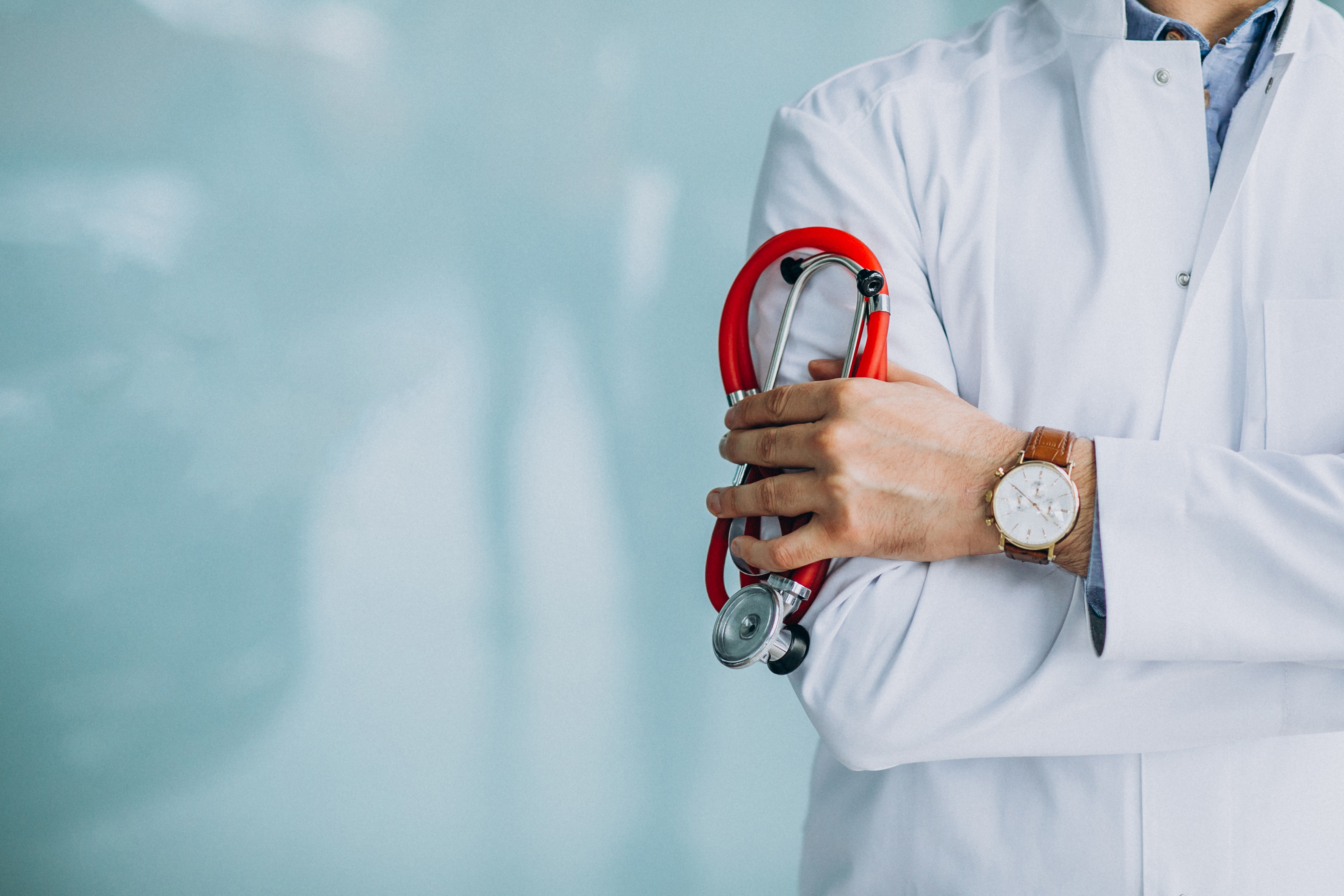medico segurando um estetoscopio medico segurando um estetoscopio