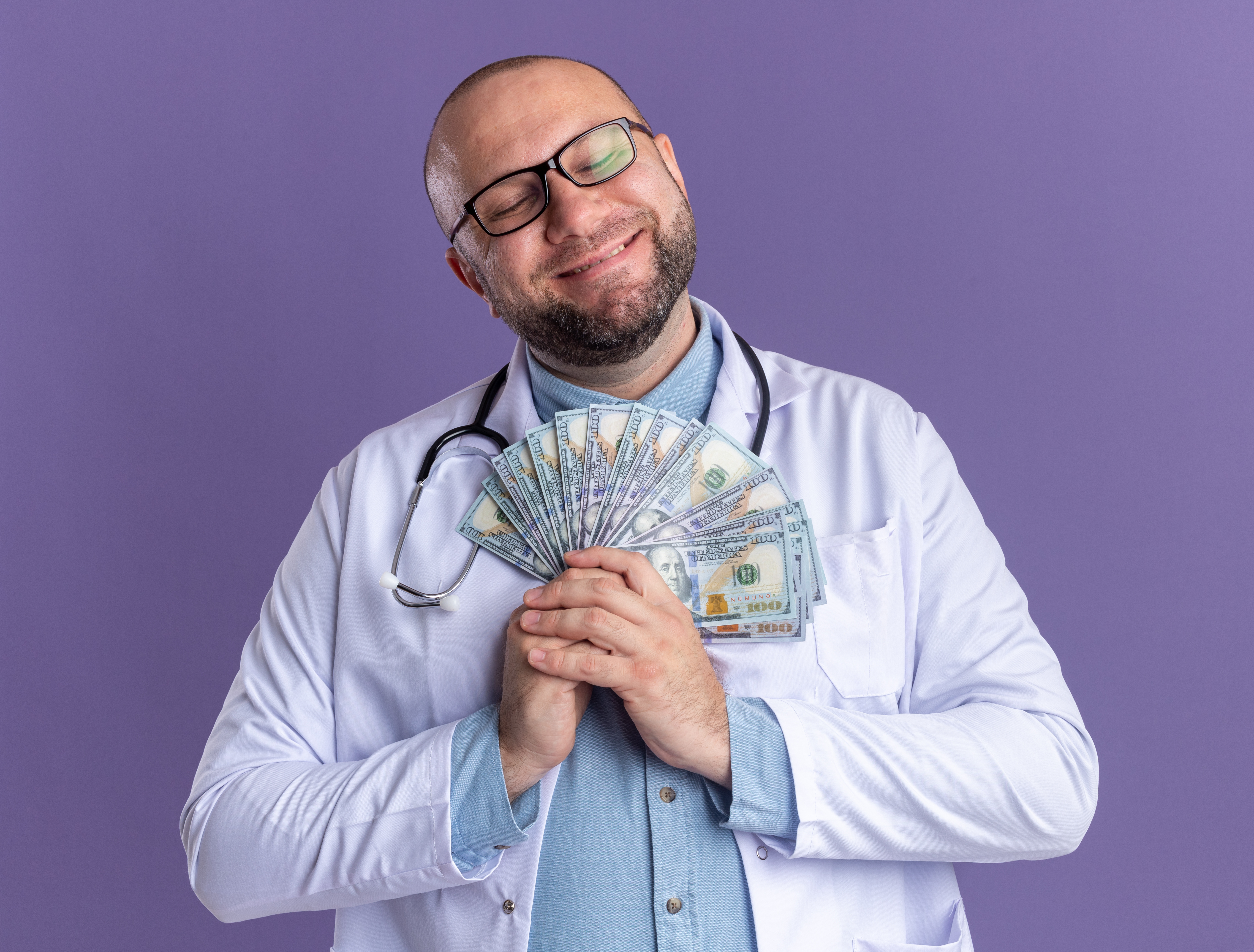 medico com seu pró labre, feliz e com dinheiro na mão medico com seu pró labre, feliz e com dinheiro na mão