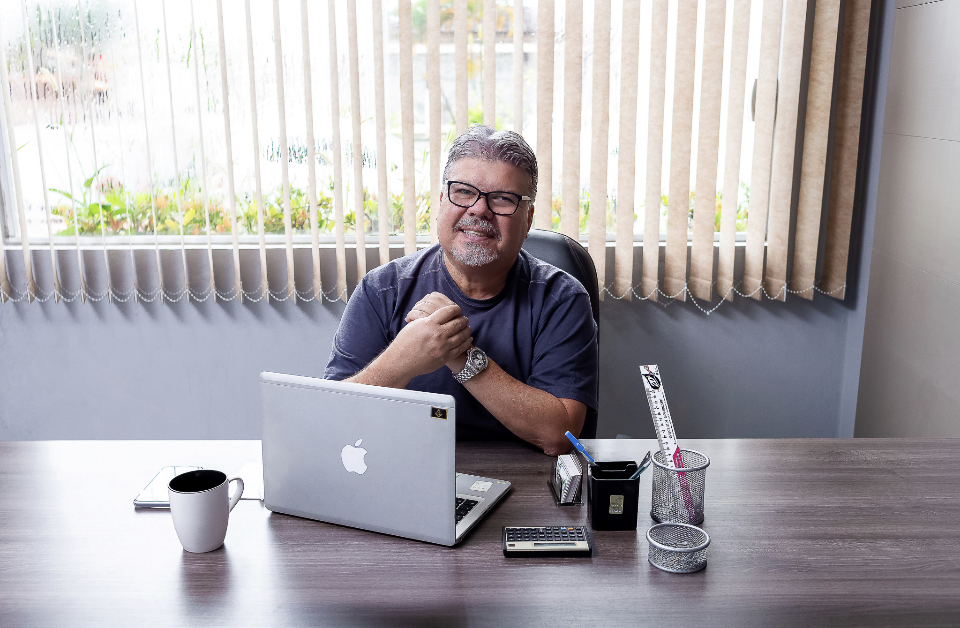 Tarcísio Miranda é contador e consultor especialista em ajudar profissionais de TI na migração de CLT para PJ, criador da Calculadora CLTxPJ e especialista em Inteligência Artificial aplicada a escritórios contábeis.