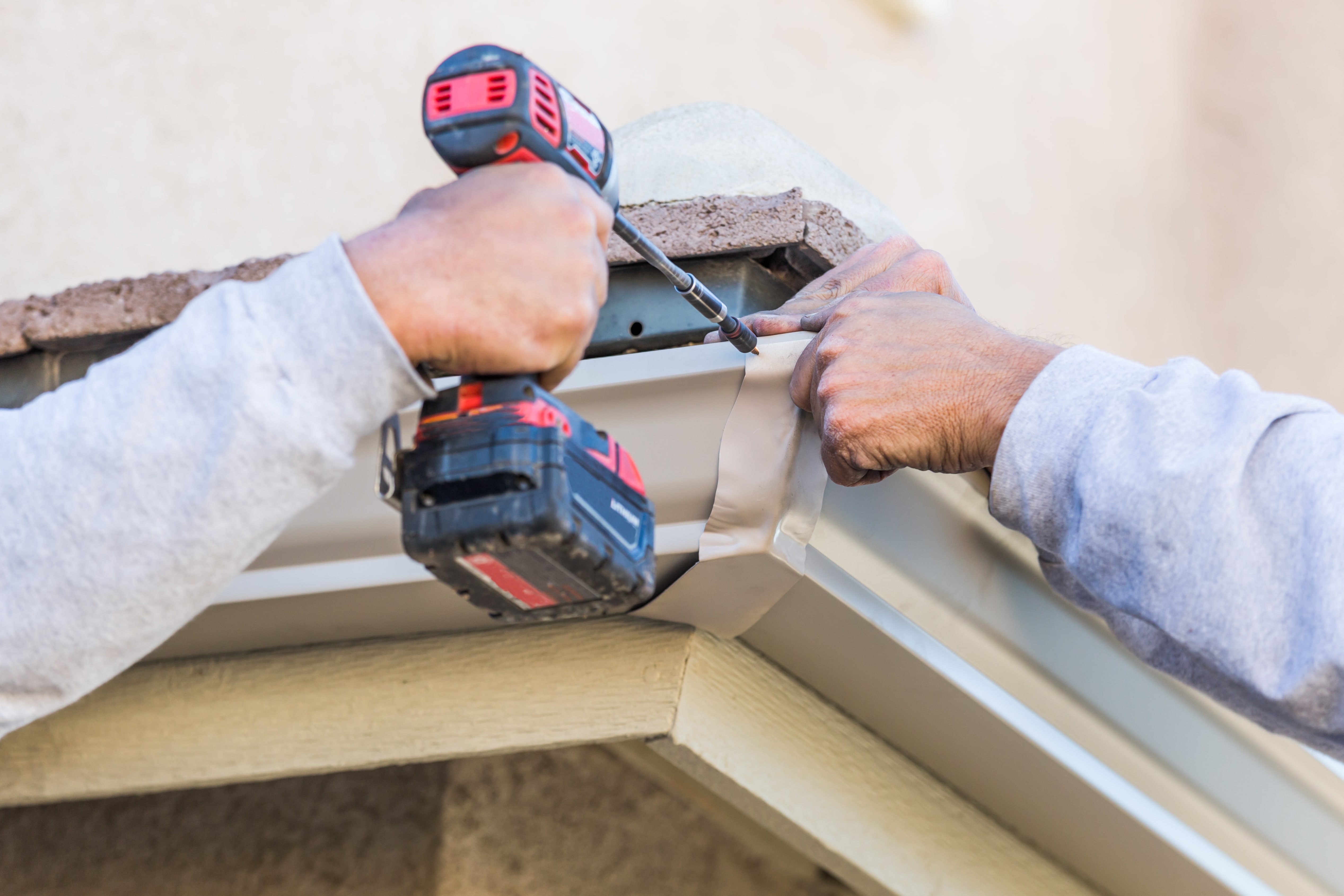 expert roofing contractor working on fascia