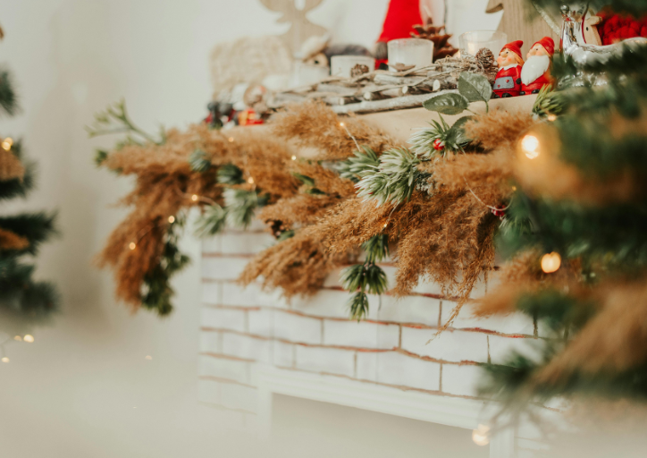 Unusual mantel decorations you should declutter Christmas decorations before putting them up