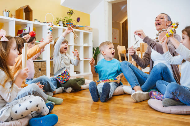 niños participando en clase con instrumentos musicales