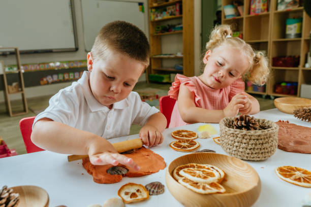 Niños realizando actividad con elementos naturales del otoño