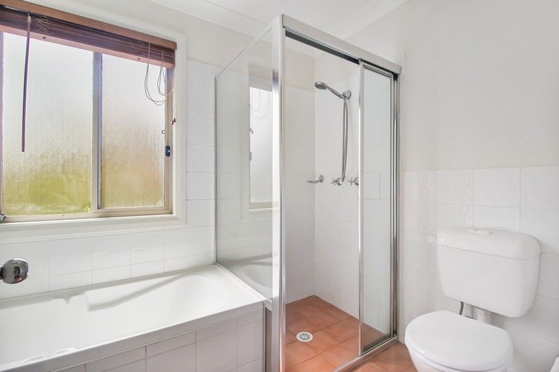 Bathroom in 3 bedroom townhouse that Heims Wollongong Property Buyers bought for first home buyer 