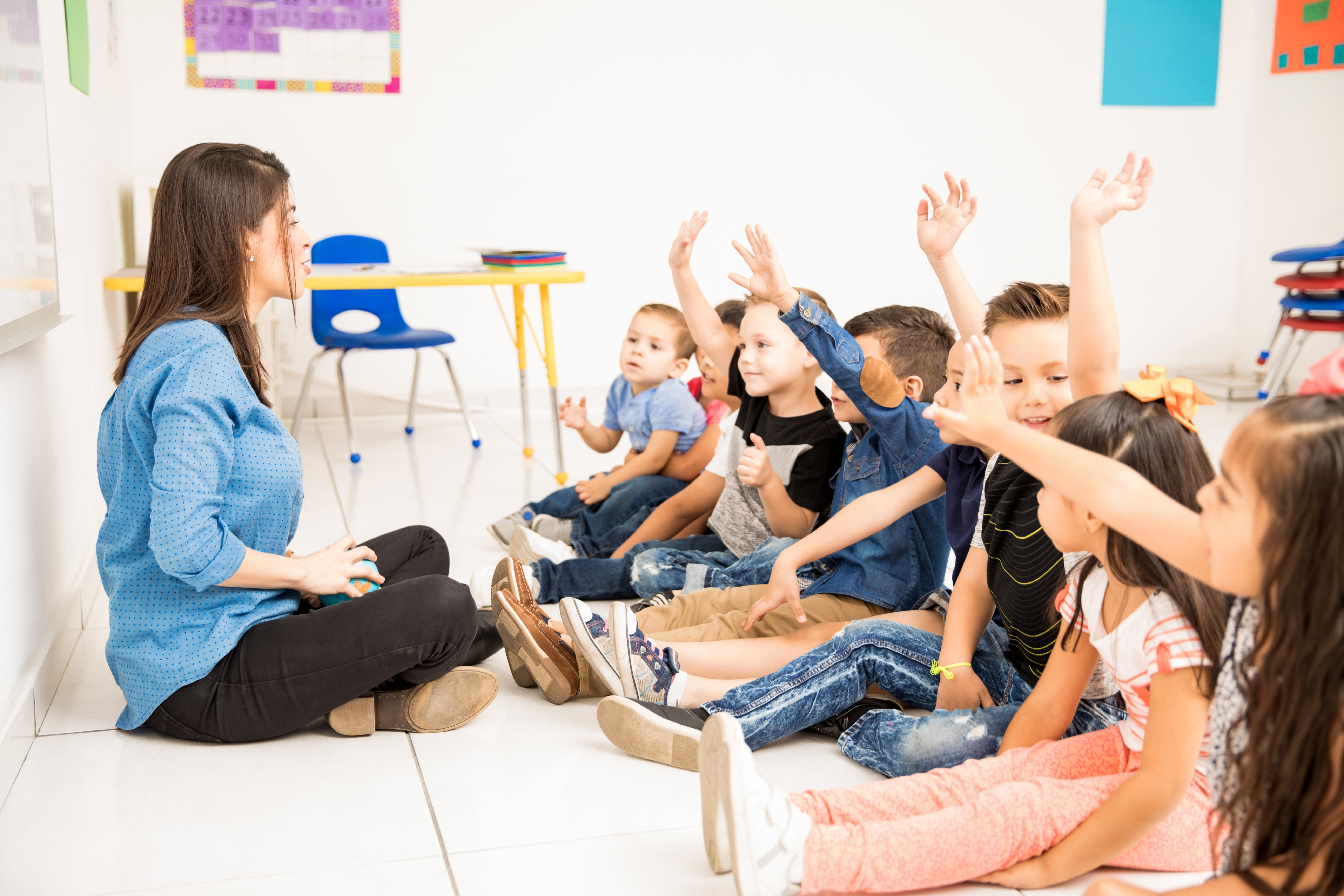 Niños aprendiendo en guardería Niños aprendiendo en guardería