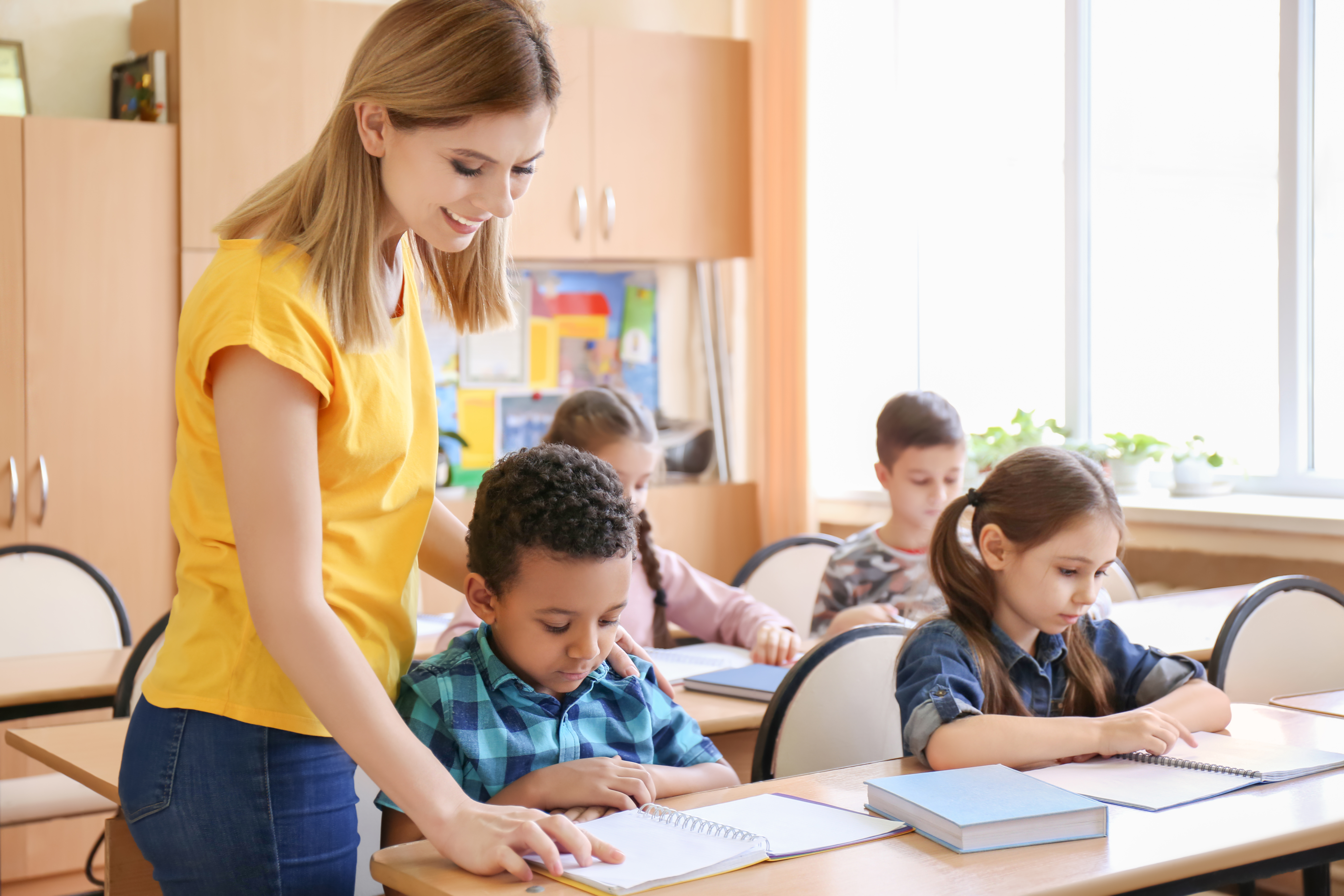 Educadora en salón de clase con niños