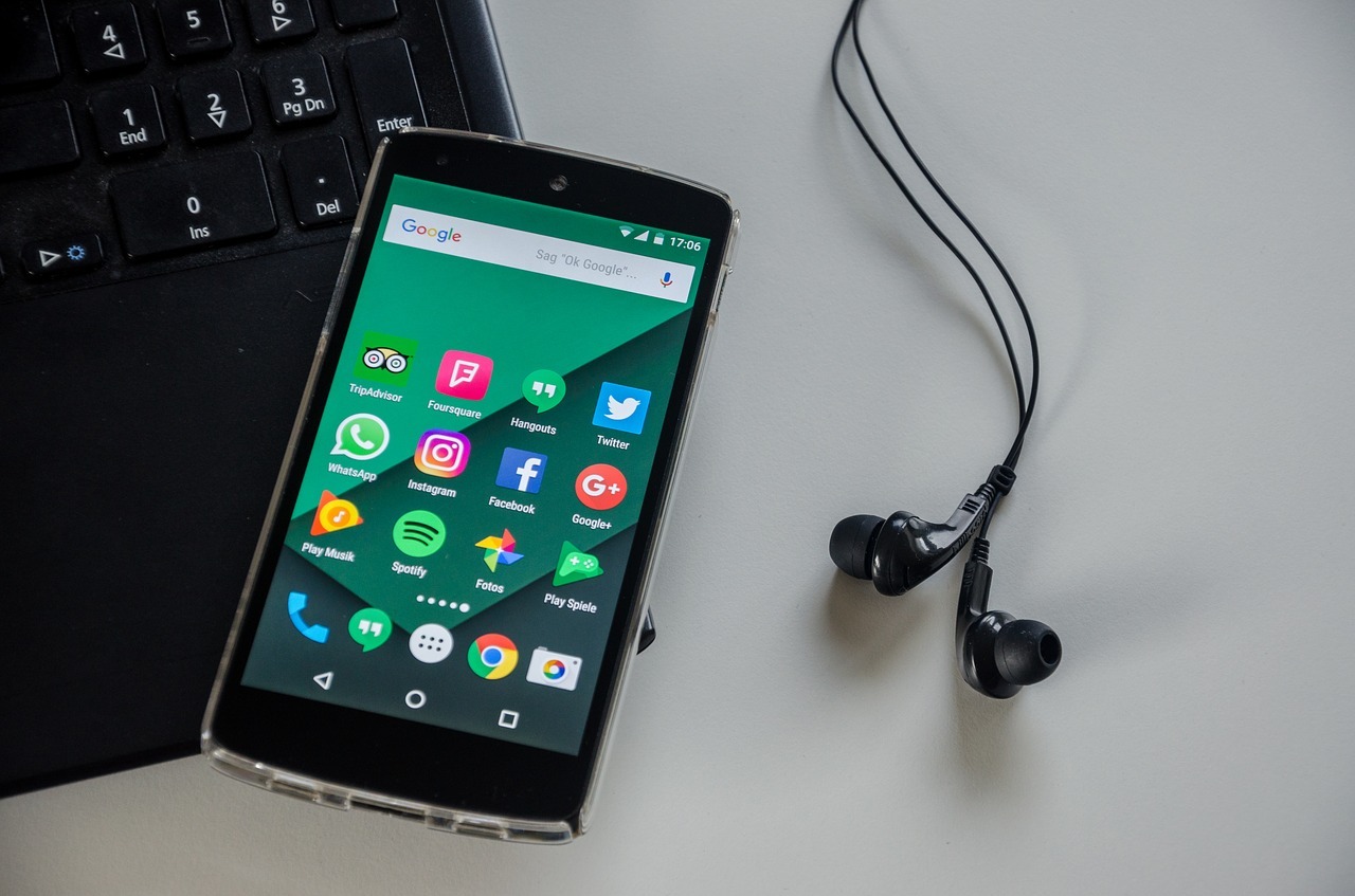 retargeting strategy - mobile device and earbuds