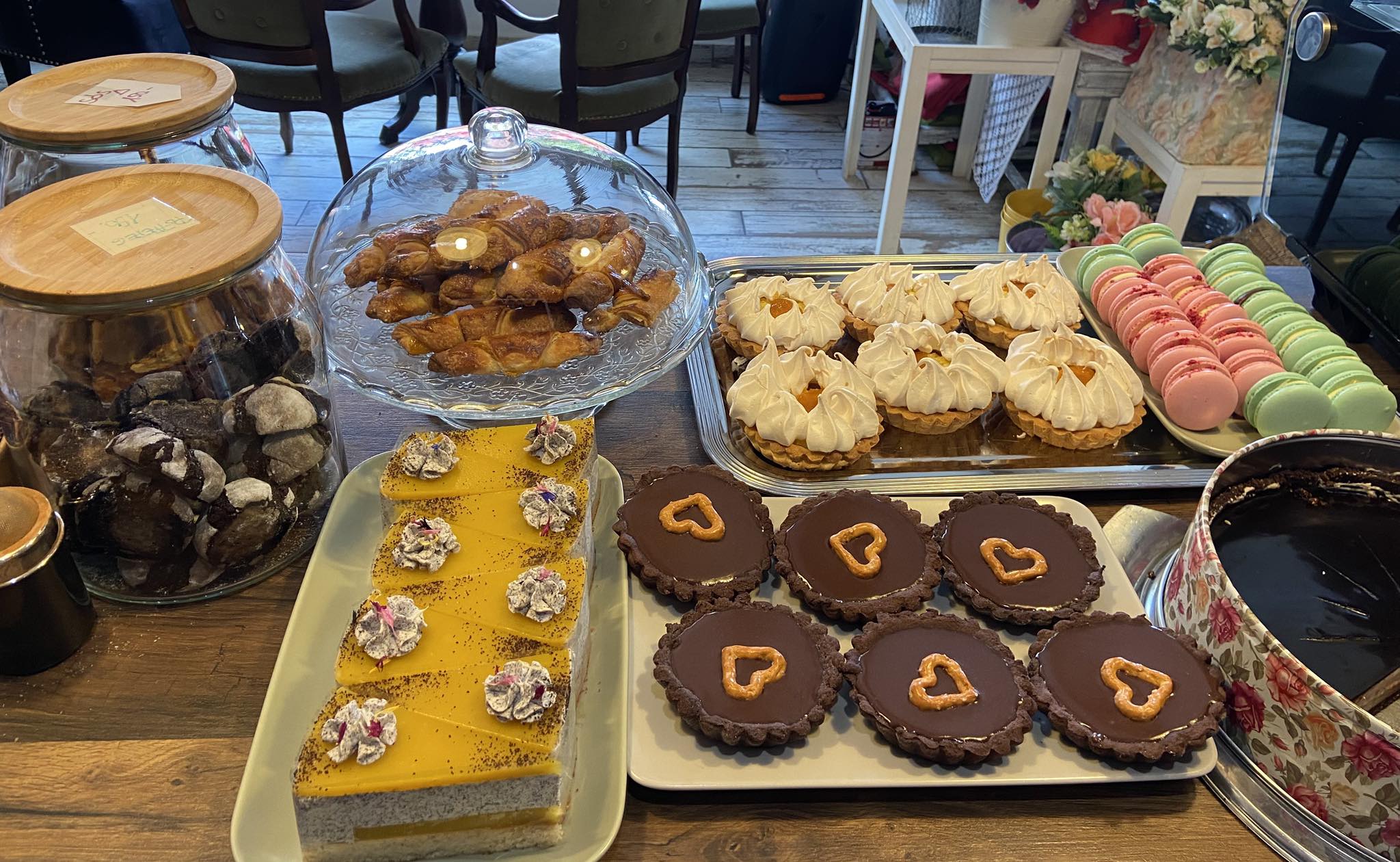 Ajándékcsomag tortadoboz és virágcsokor